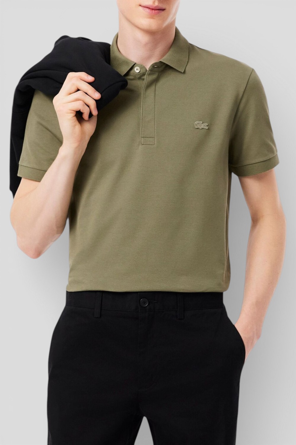 תמונת דוגמן קידמית של חולצת פולו קצרה