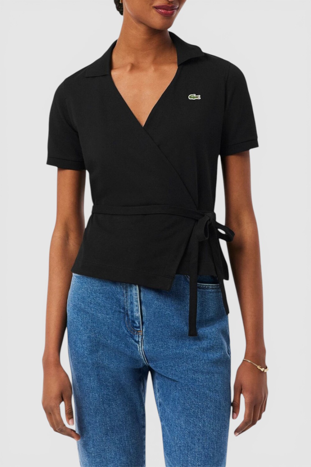 תמונת דוגמן קידמית של חולצת פולו מעטפה