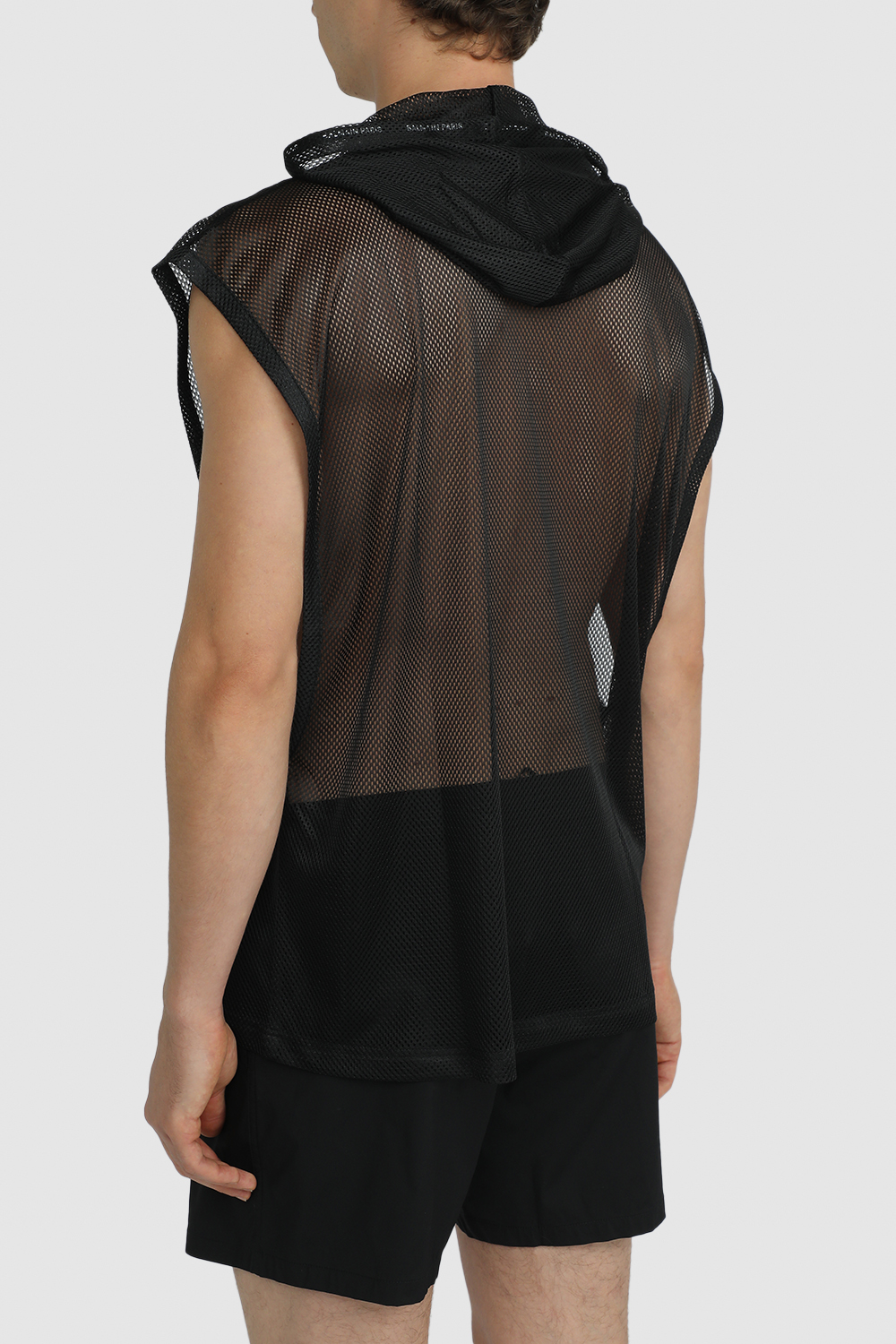 תמונת דוגמן אחורית של גופייה מחוררת עם כובע