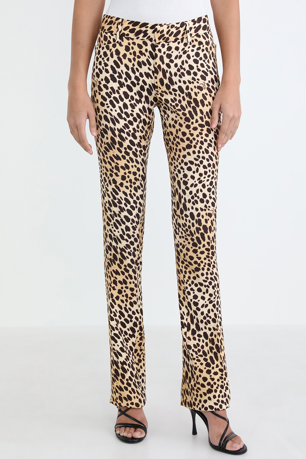 תמונת דוגמן קידמית של מכנסיים בהדפס מנומר