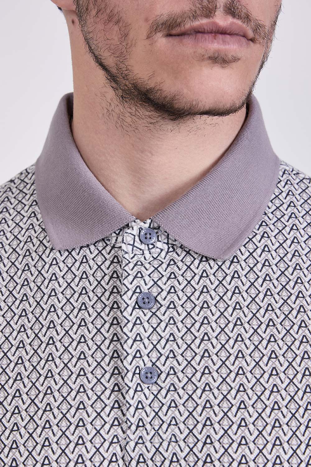 תמונת תקריב דוגמן של חולצת פולו בגזרה ישרה