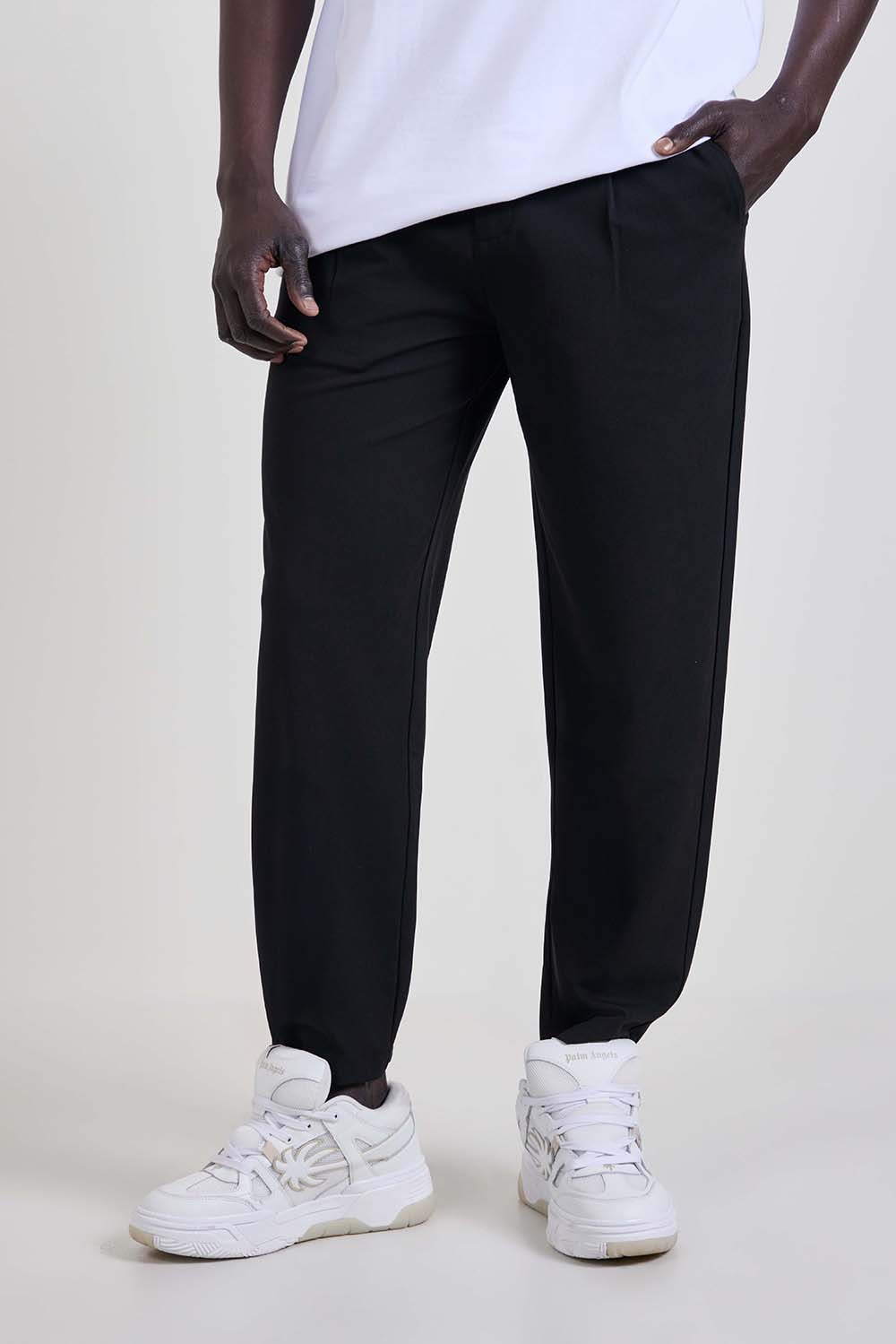 תמונת דוגמן קידמית של מכנסי צ'ינו