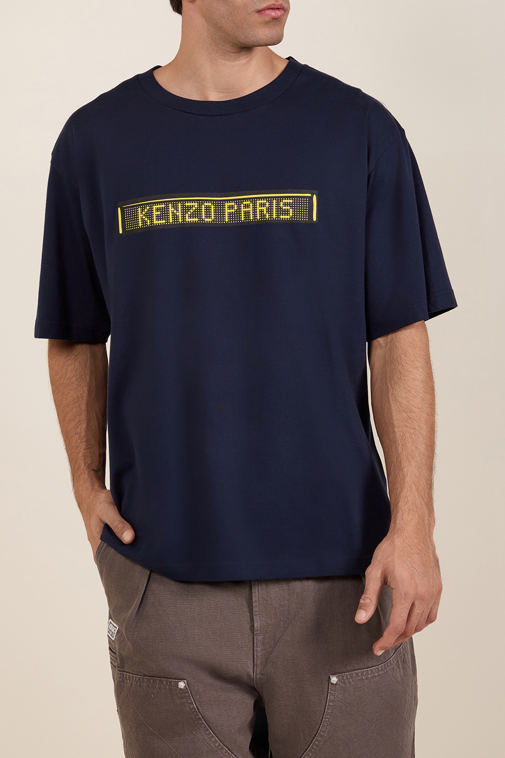 תמונת דוגמן קידמית של חולצת טי אוברסייז