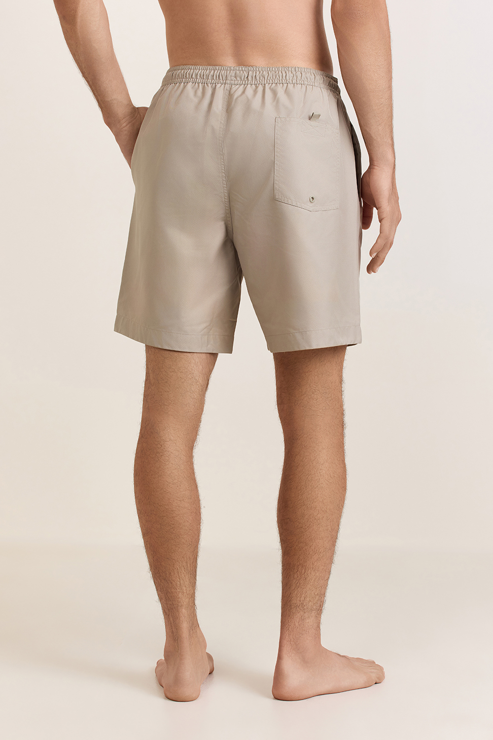 תמונת דוגמן אחורית של מכנסי שחייה