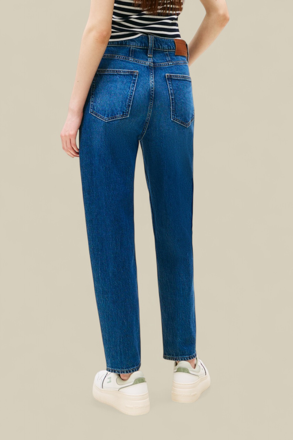 תמונת דוגמן אחורית של מכנסי ג'ינס