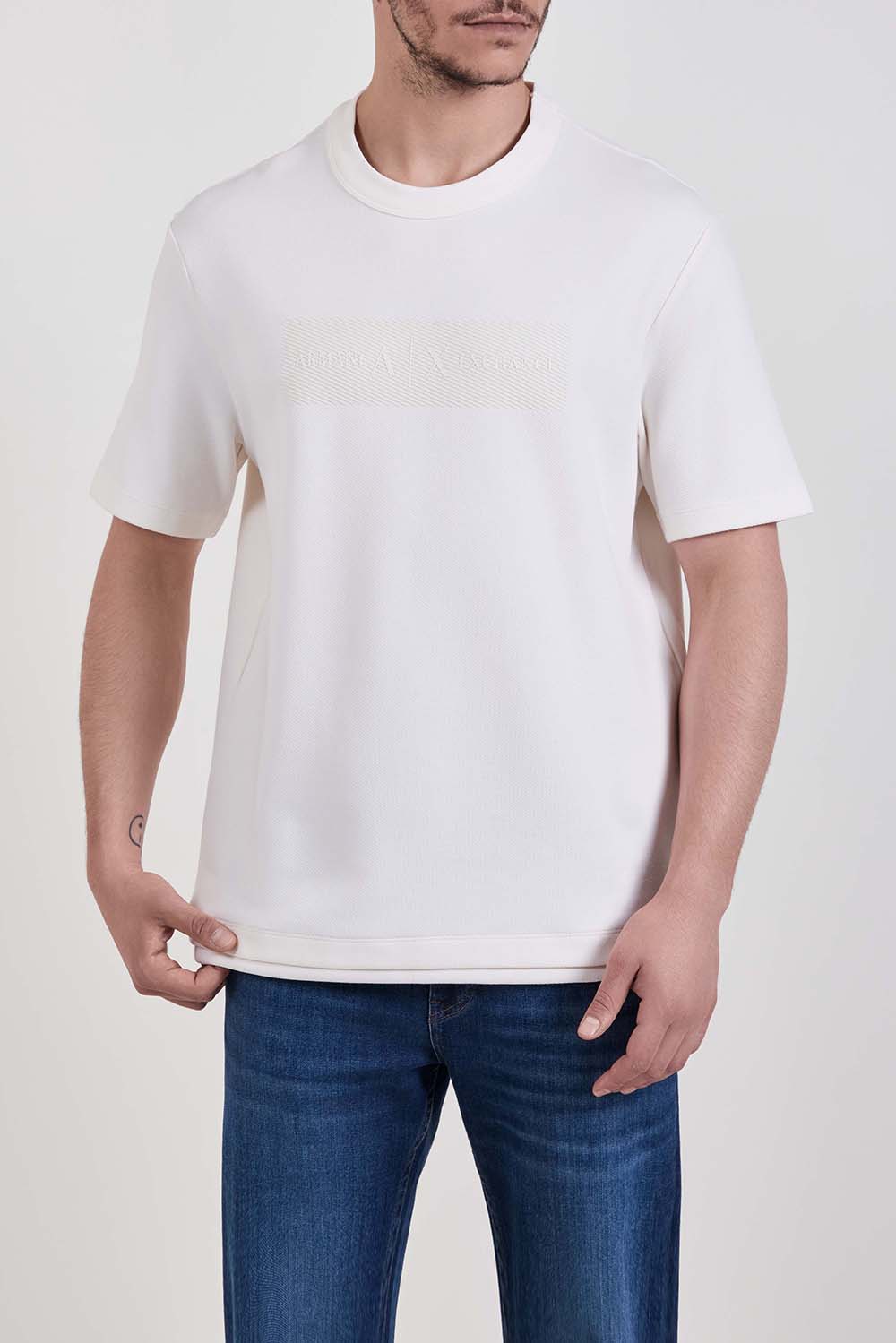 תמונת דוגמן קידמית של חולצת טי בגזרה ישרה