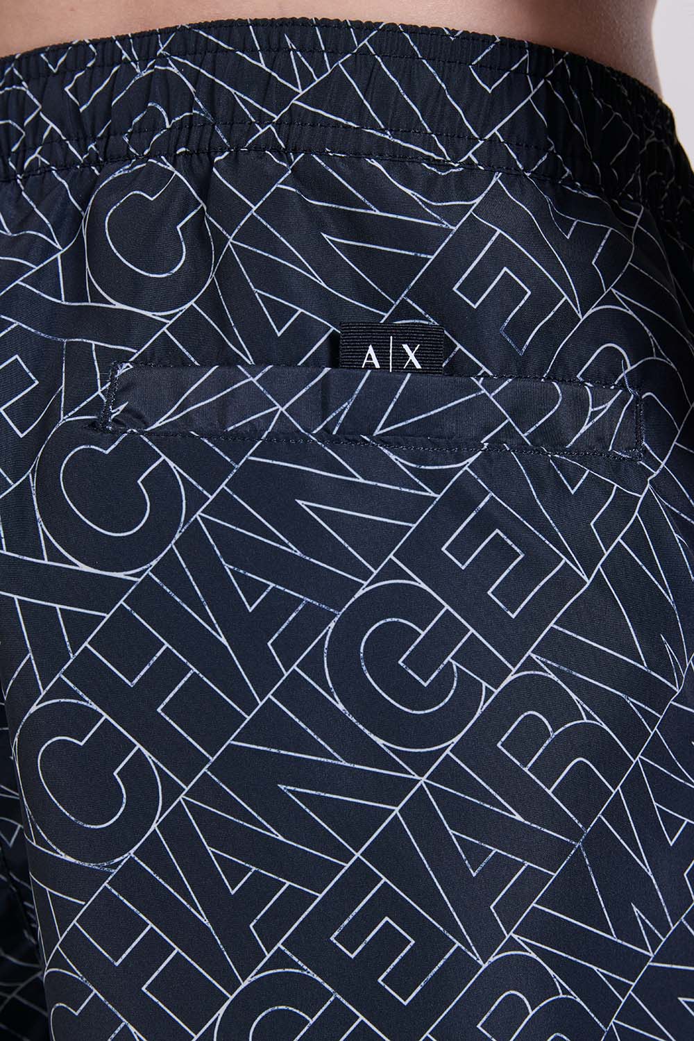 תמונת תקריב דוגמן של מכנסי בגד ים