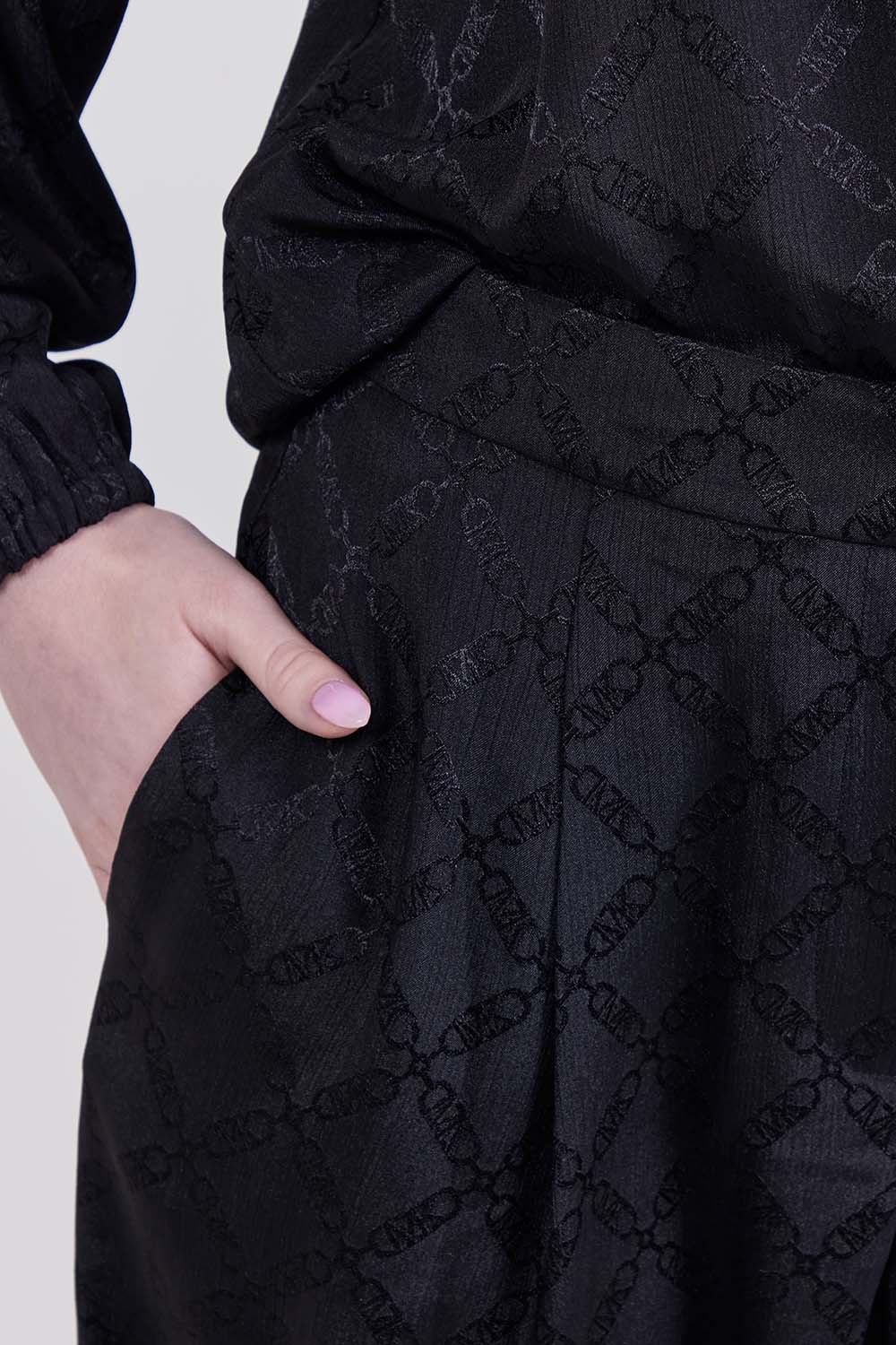 תמונת תקריב דוגמן של מכנסיים מחוייטים