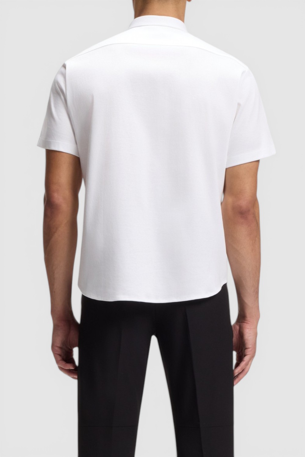 תמונת דוגמן אחורית של חולצה מכופתרת שרוול קצר