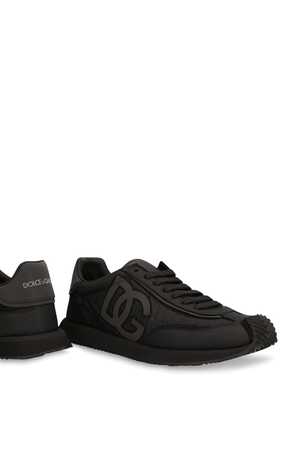 תמונת תקריב של נעלי סניקרס