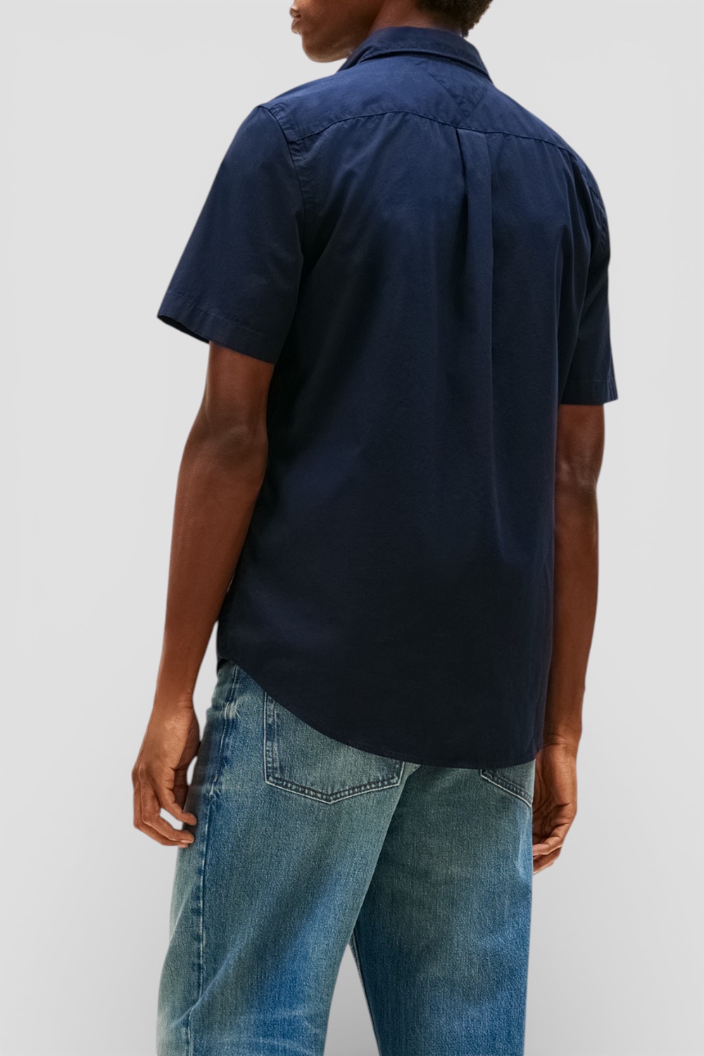 תמונת דוגמן אחורית של חולצה מכופתרת