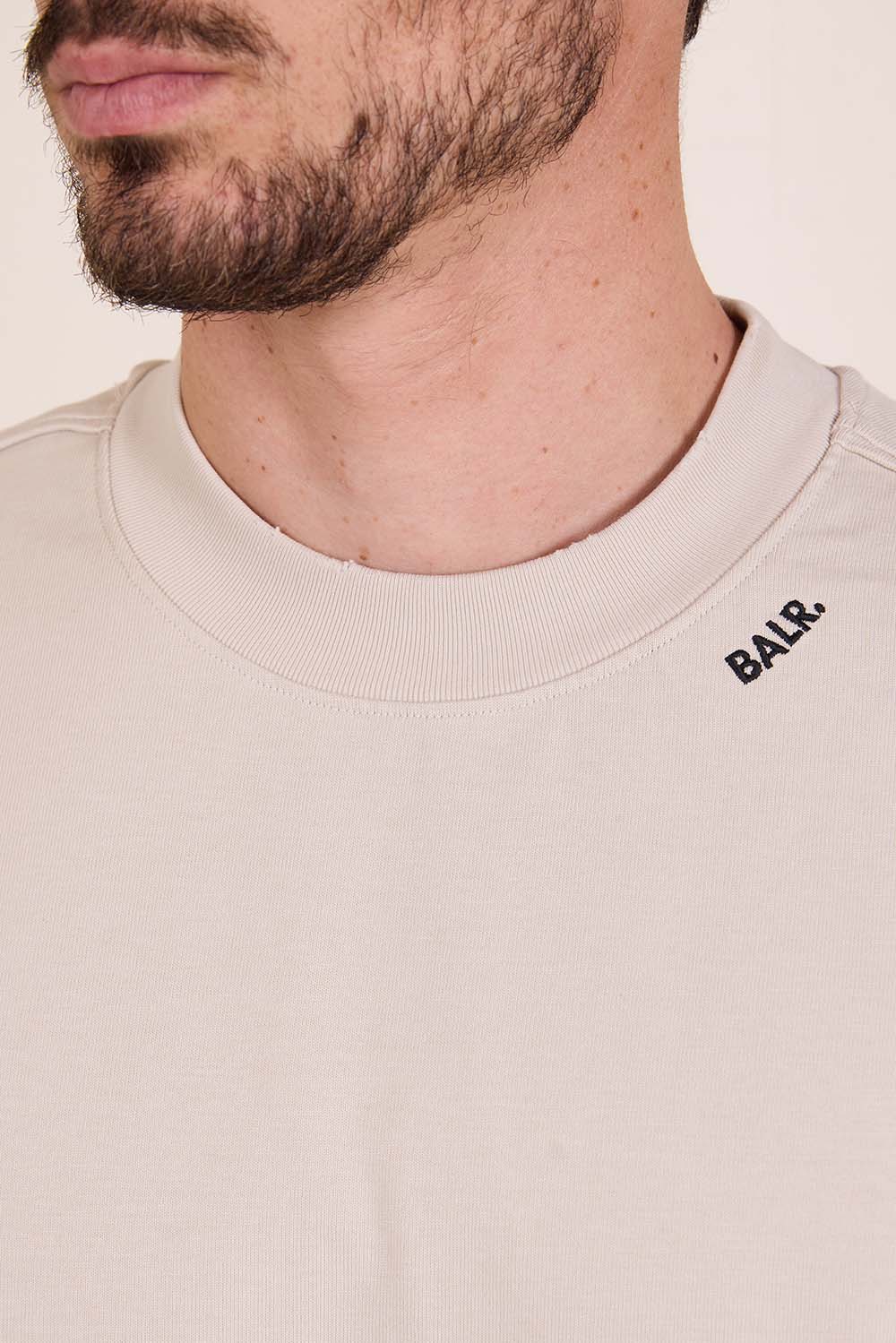 תמונת תקריב דוגמן של חולצת טי אוברסייז