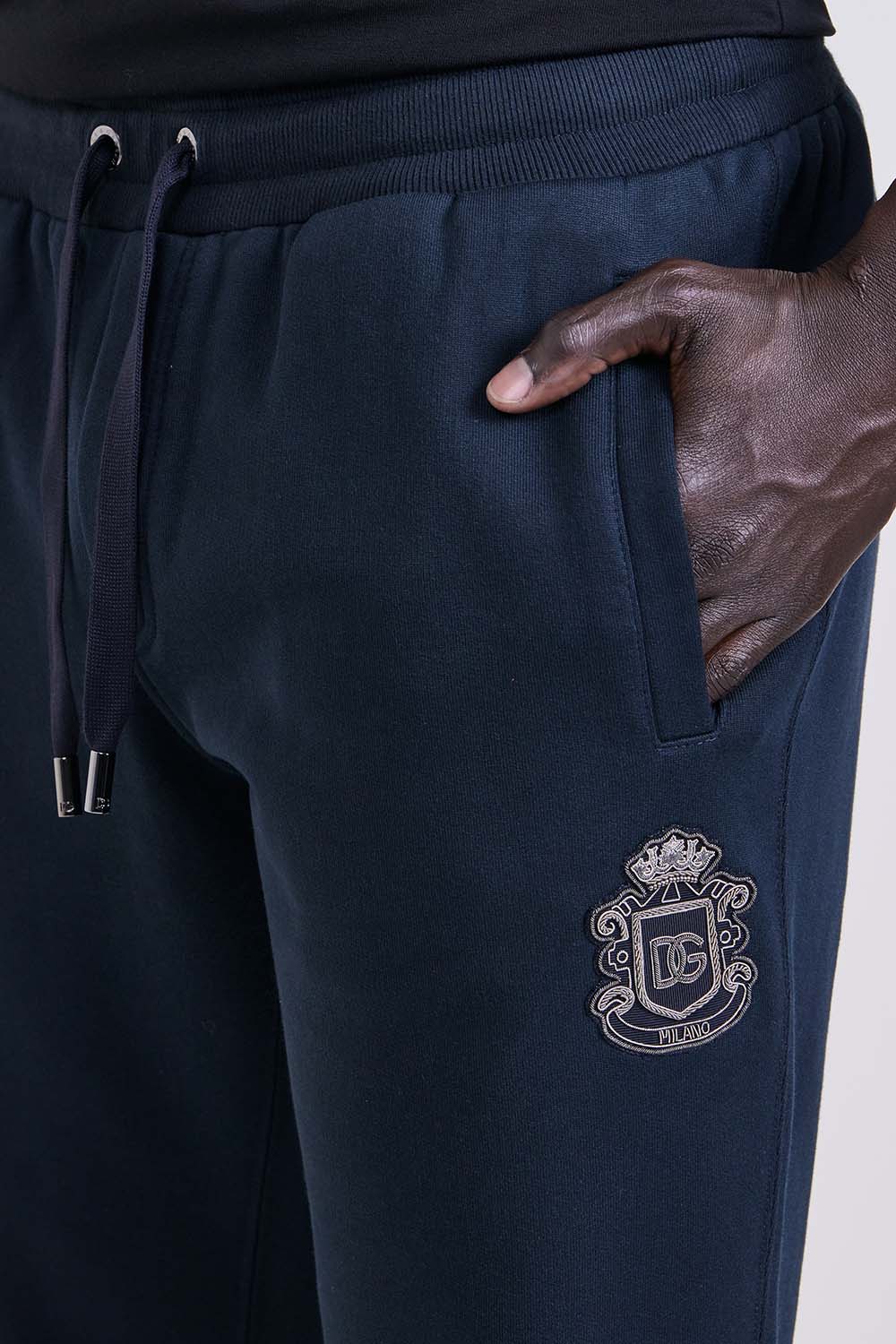 תמונת תקריב דוגמן של מכנסי ג'וג ארוכים