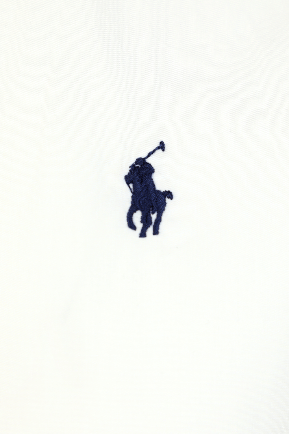 תמונה אחורית של חולצת סלים לבנה