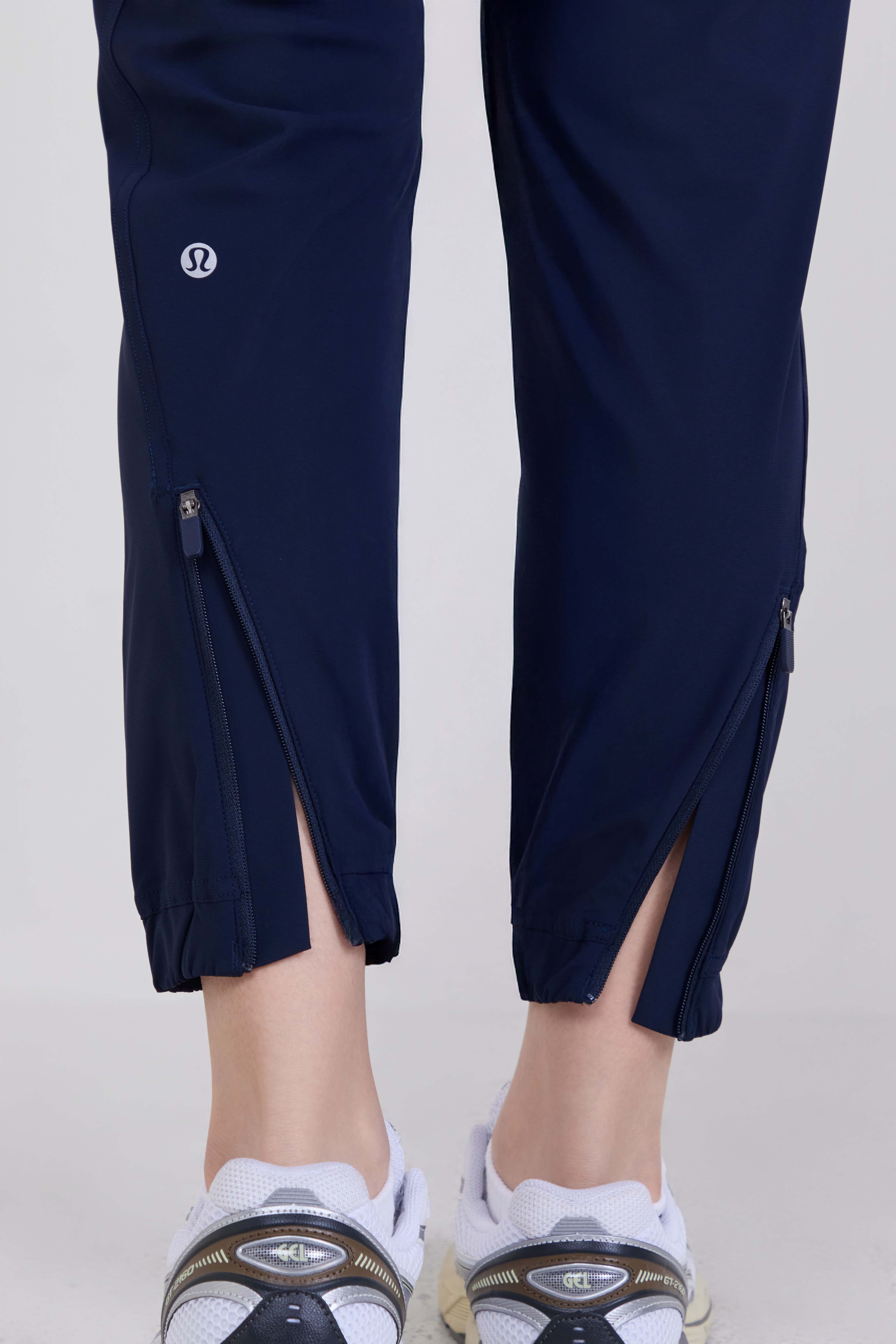 תמונת תקריב דוגמן של Adapted State High-Rise Jogger