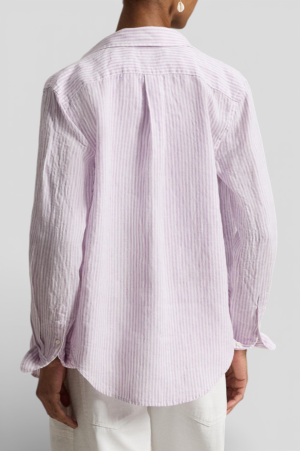 תמונת דוגמן אחורית של חולצה מכופתרת