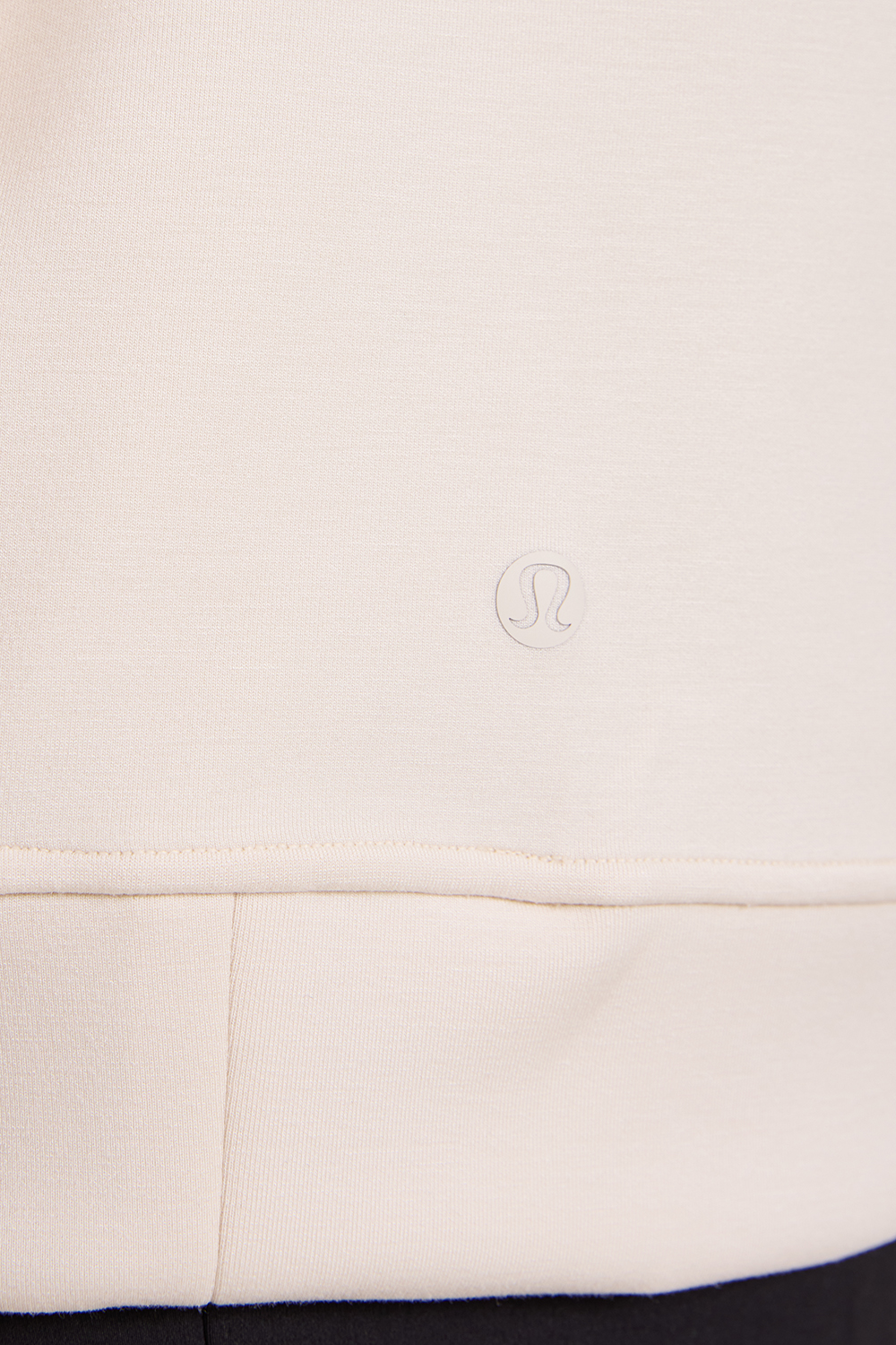 תמונת תקריב דוגמן של Smooth Spacer Pullover Hoodie