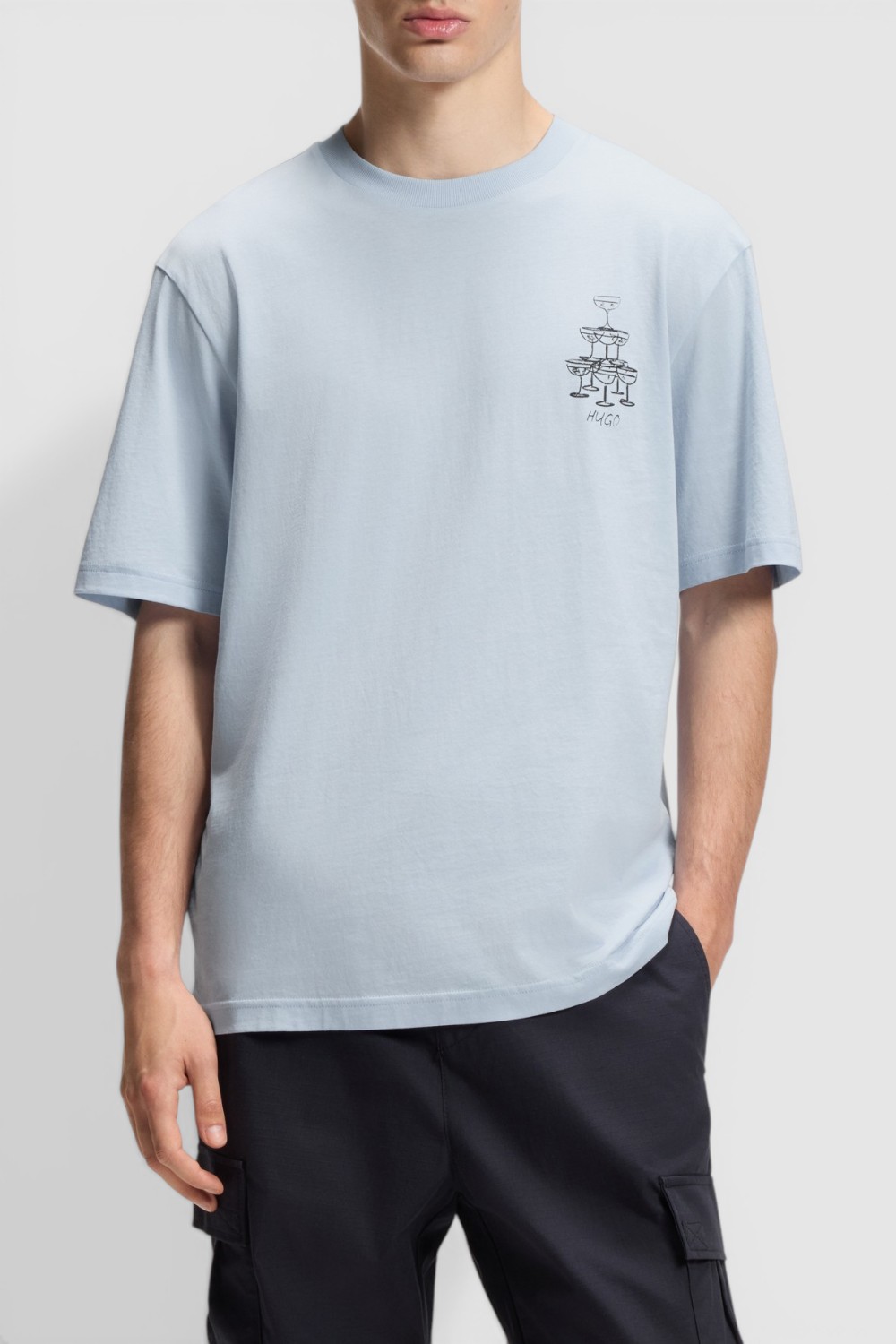 תמונת דוגמן קידמית של חולצת טי בגזרה ישרה