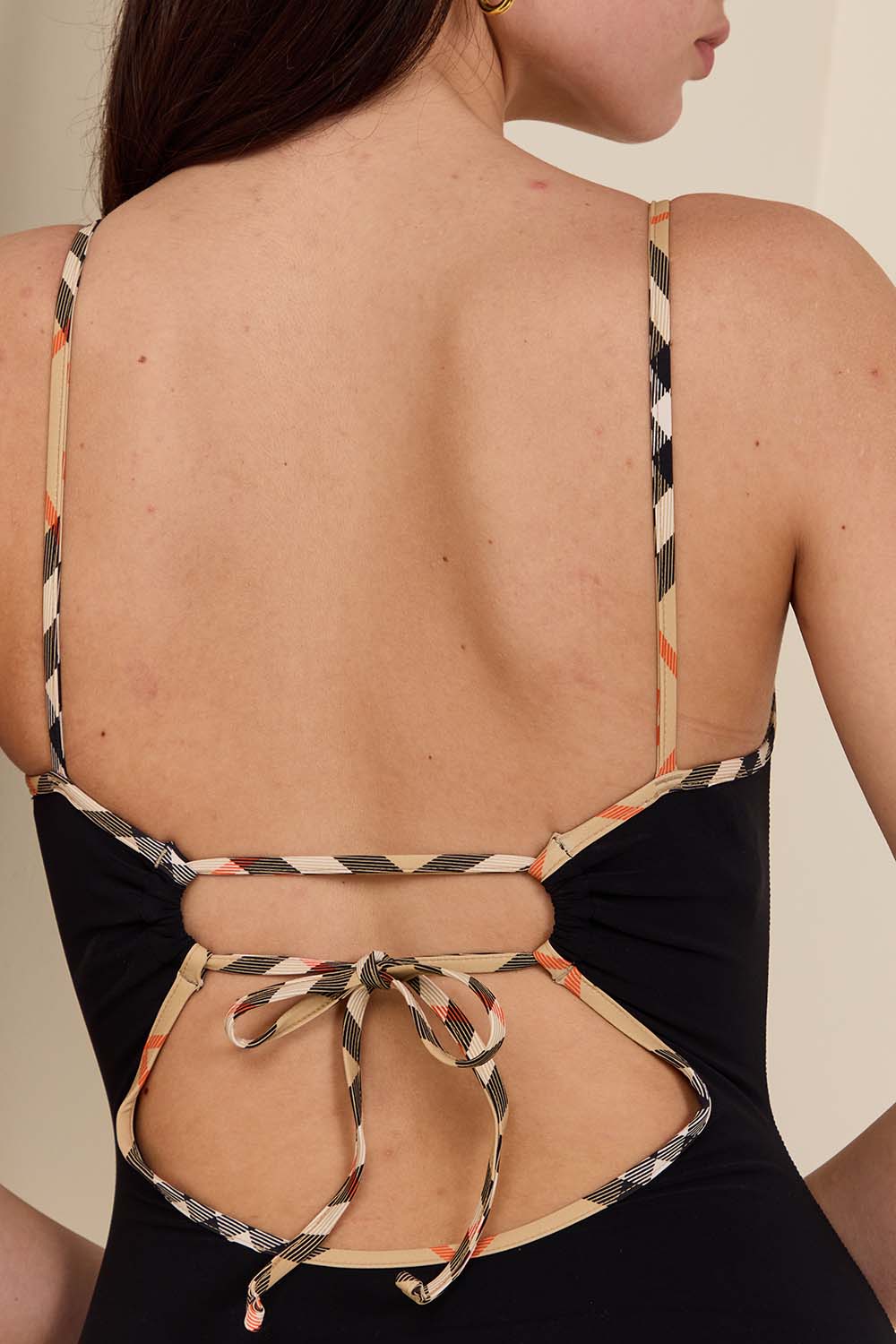 תמונת תקריב דוגמן של בגד ים שלם סילביה