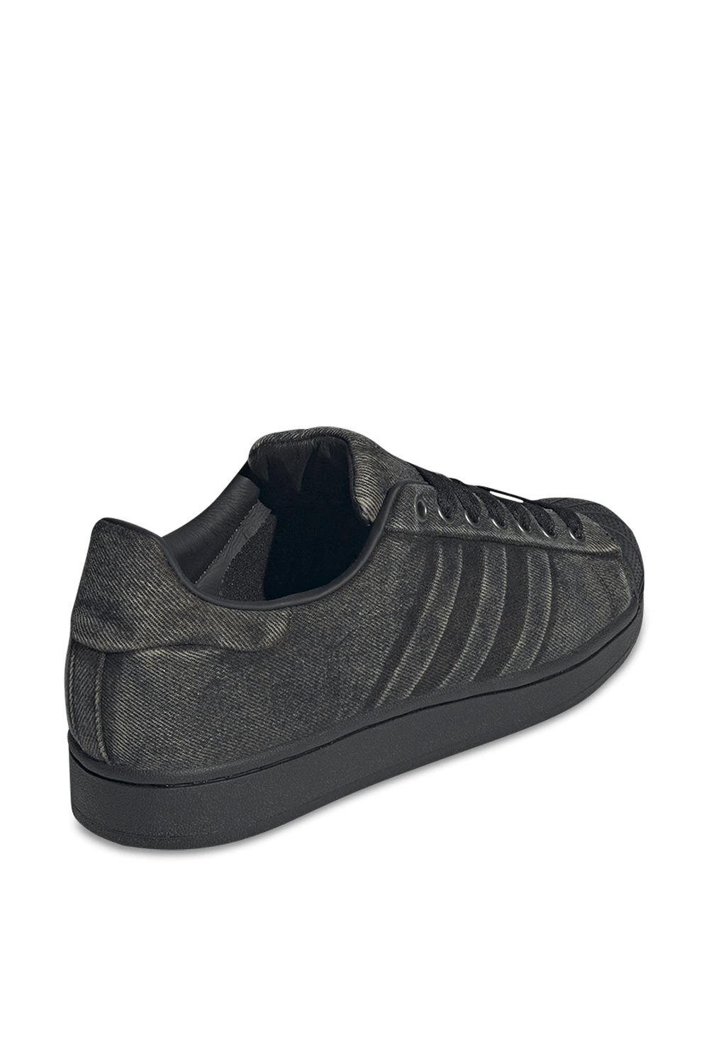 תמונת תקריב של נעלי סניקרס סופרסטאר ג'ינס