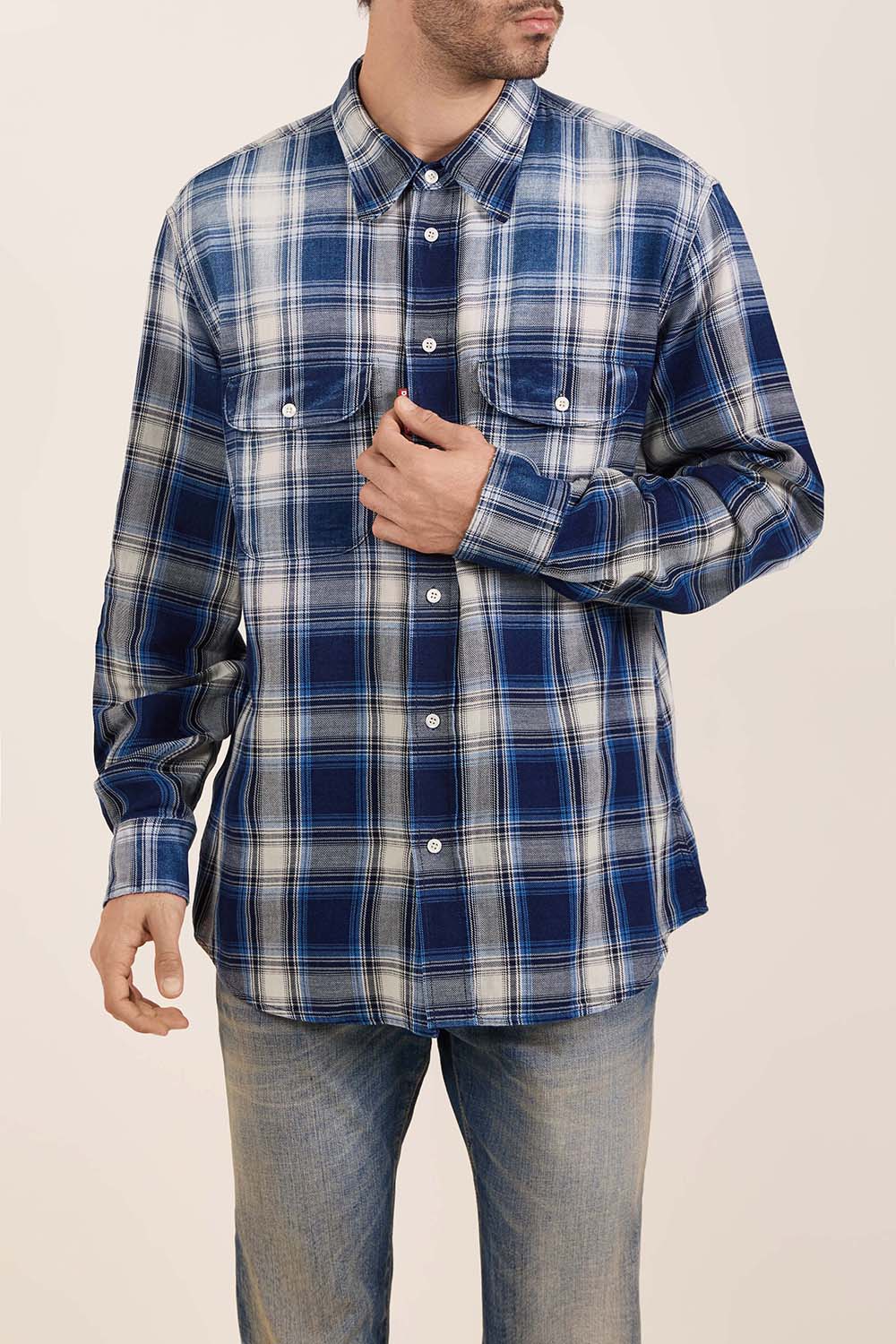 תמונת דוגמן קידמית של חולצה מכופתרת