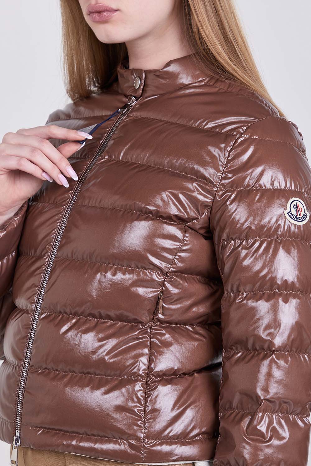 תמונת תקריב דוגמן של מעיל פוך קרופ