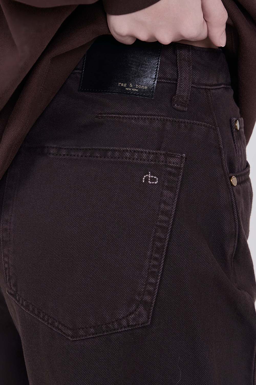 תמונת תקריב דוגמן של מכנסי ג'ינס בגזרת ברל