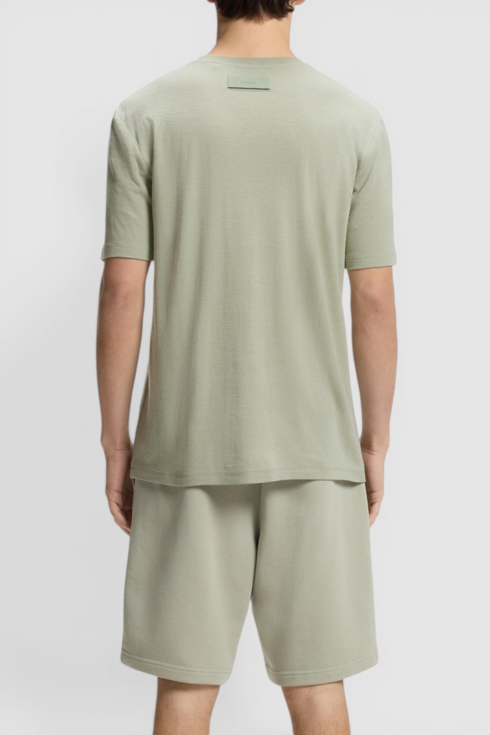 תמונת דוגמן אחורית של חולצת טי בגזרת סלים