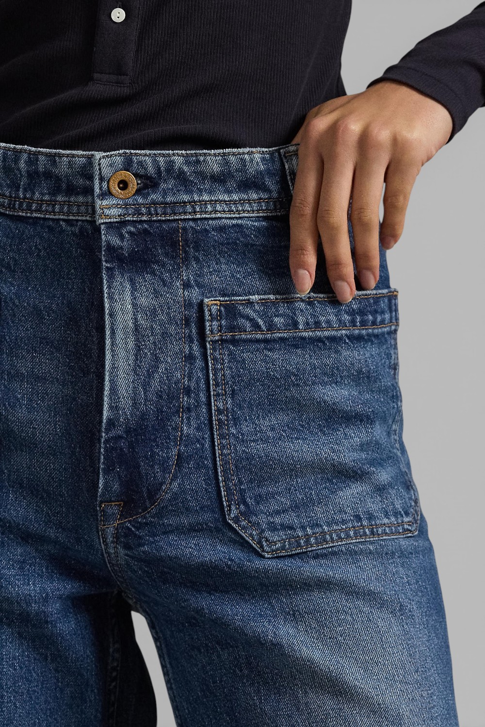 תמונת תקריב דוגמן של מכנסי ג׳ינס בוטקאט