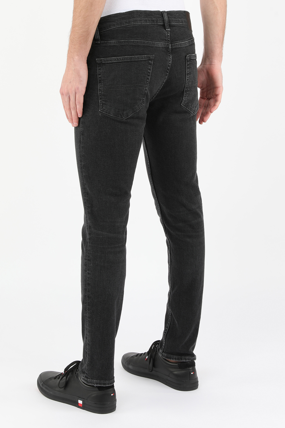 תמונת דוגמן אחורית של מכנסי סקיני ג'ינס בשטיפה כהה עם שפשופים