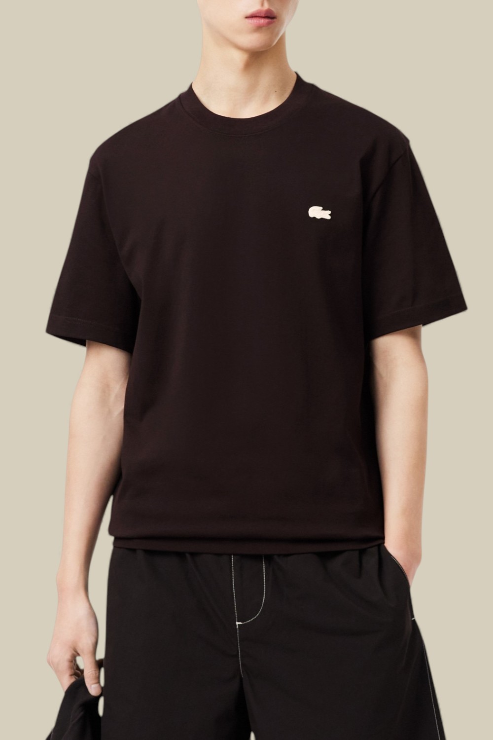 תמונת דוגמן קידמית של חולצת טי עם הדפס בגב