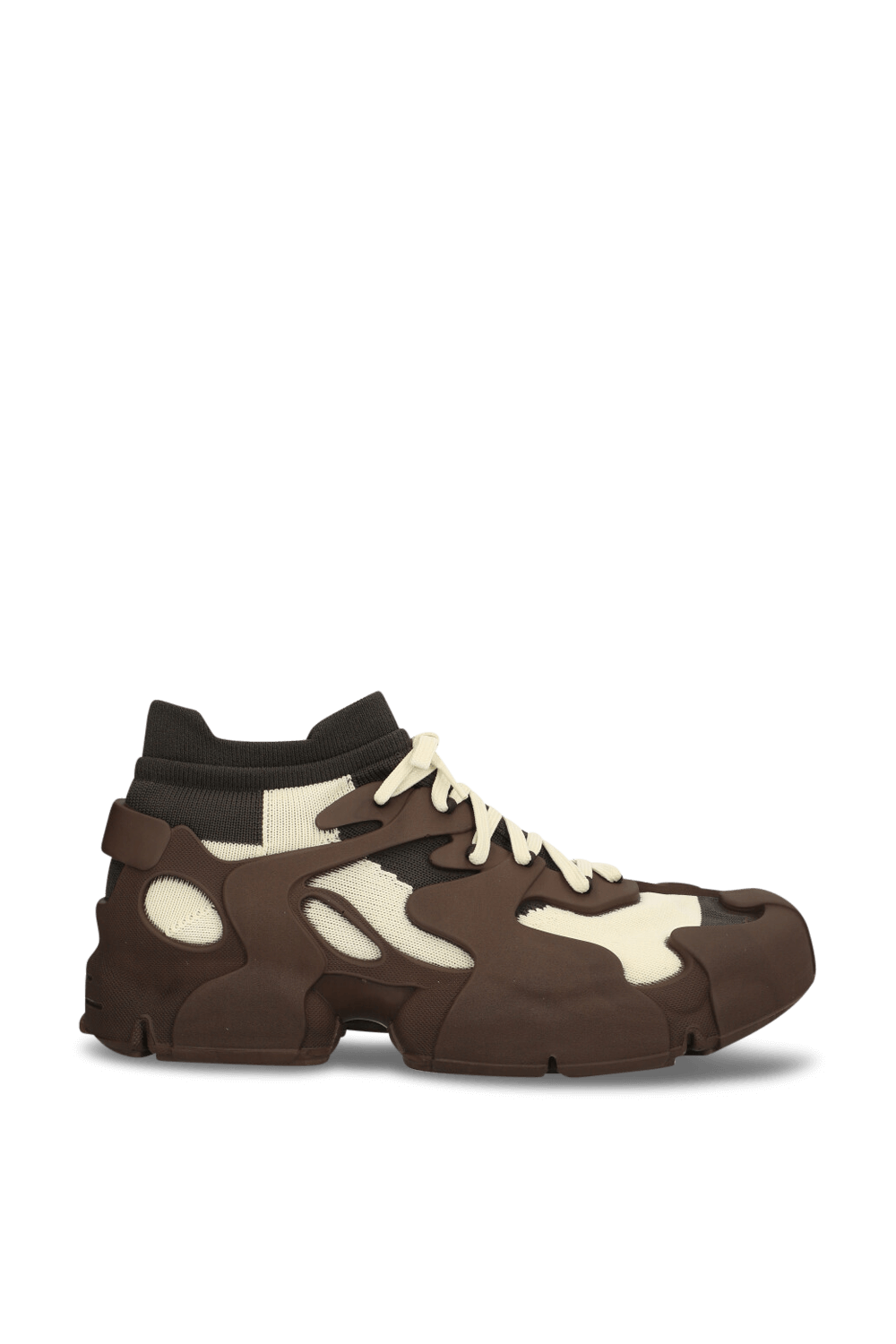 תמונה קידמית של נעלי סניקרס גרב