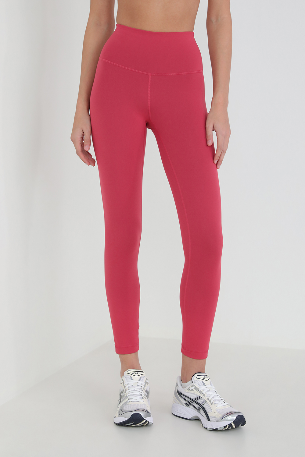 תמונת דוגמן קידמית של Wunder Train Contour Fit High-Rise Crop 23