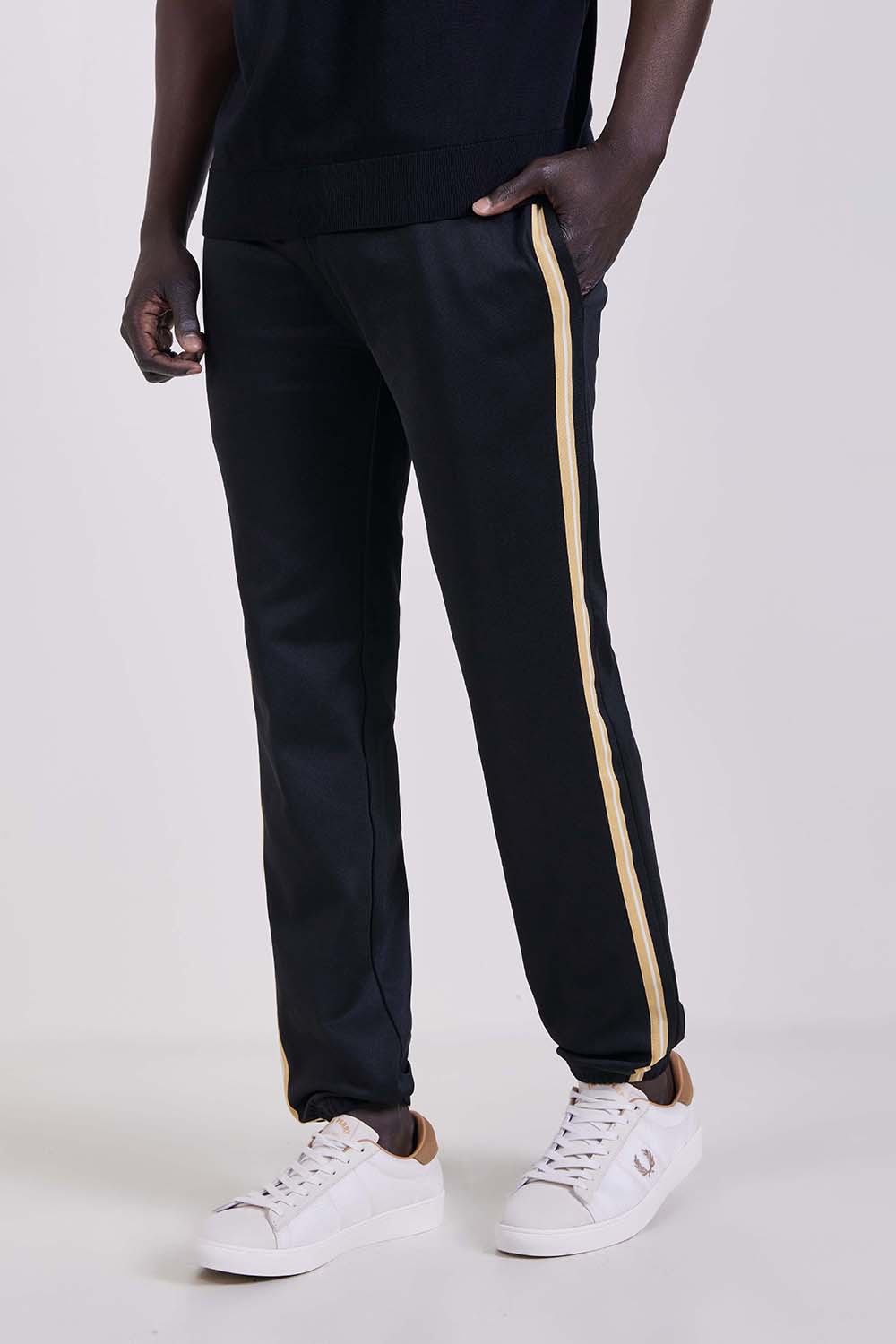 תמונת דוגמן קידמית של מכנסי ג'וגר