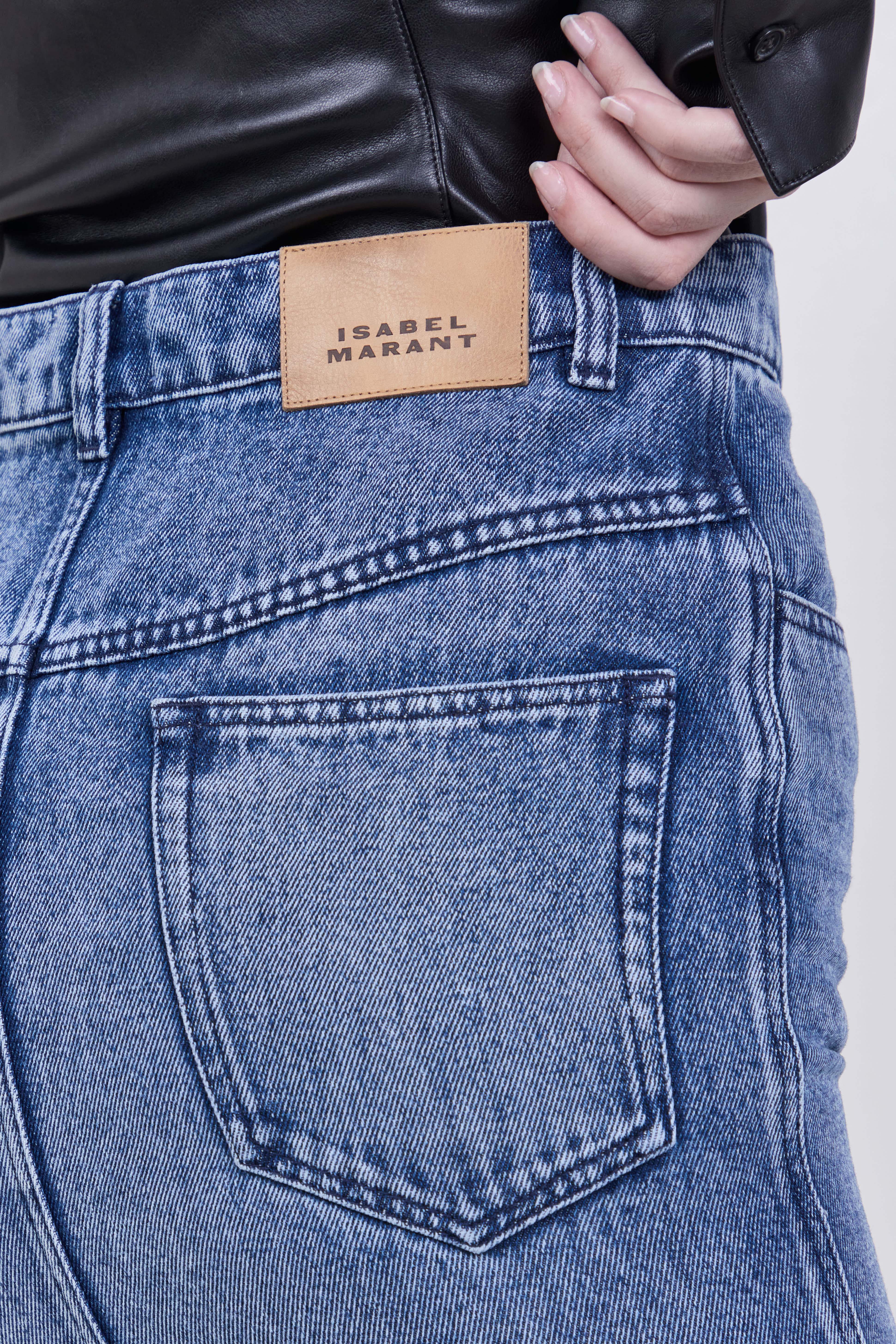 תמונת תקריב דוגמן של חצאית ג'ינס מידי