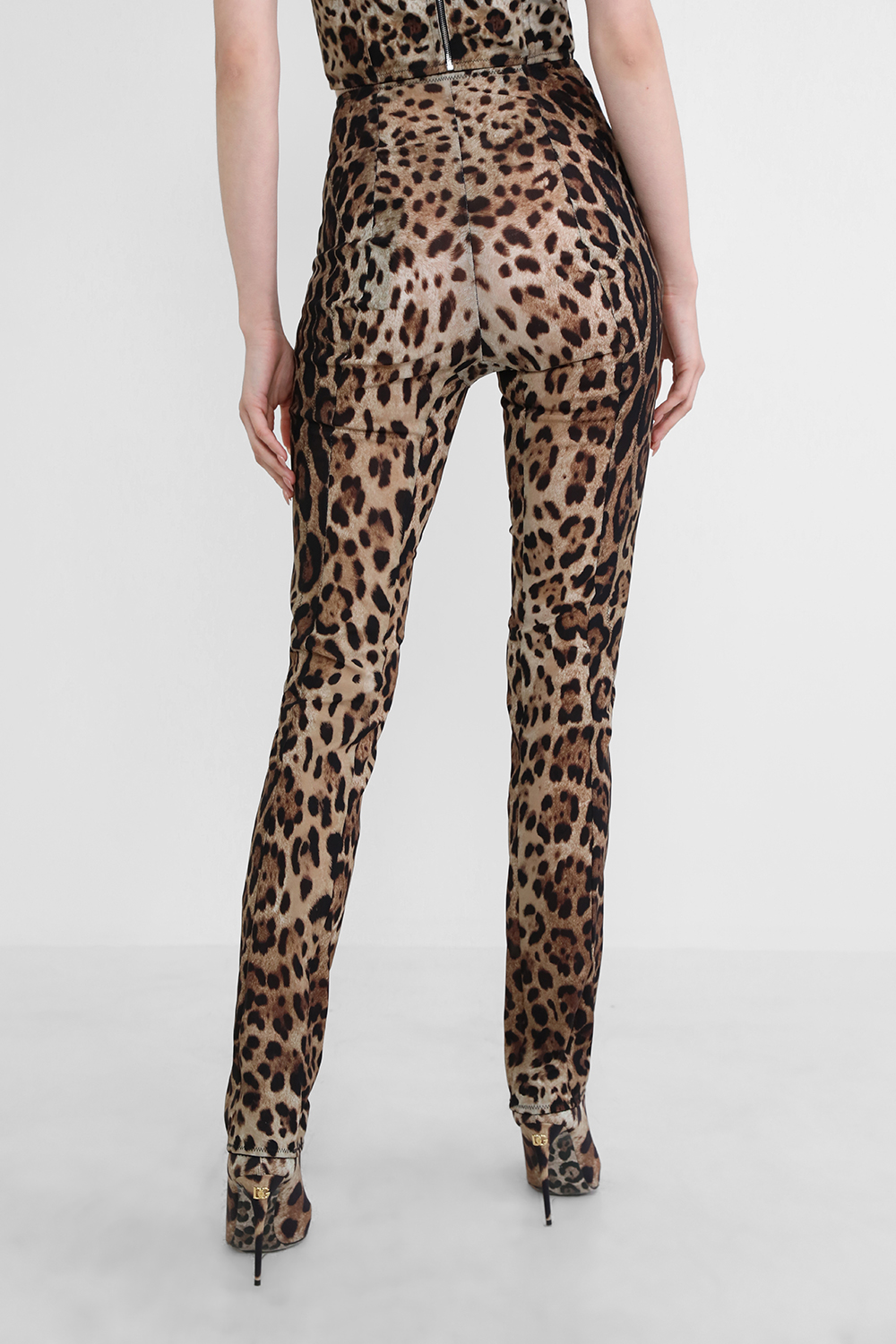 תמונת דוגמן אחורית של מכנסיים ארוכים מנומרים