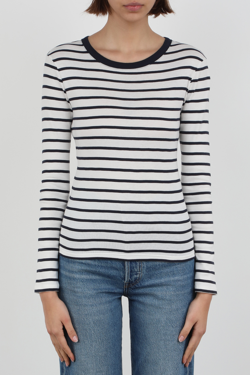 תמונת דוגמן קידמית של חולצת פסים ארוכה בגווני כחול ולבן