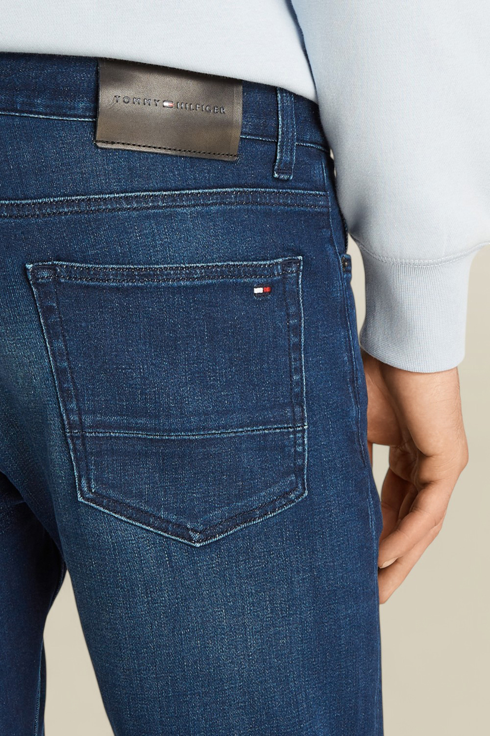 תמונת תקריב דוגמן של מכנסי ג'ינס בגזרת סלים