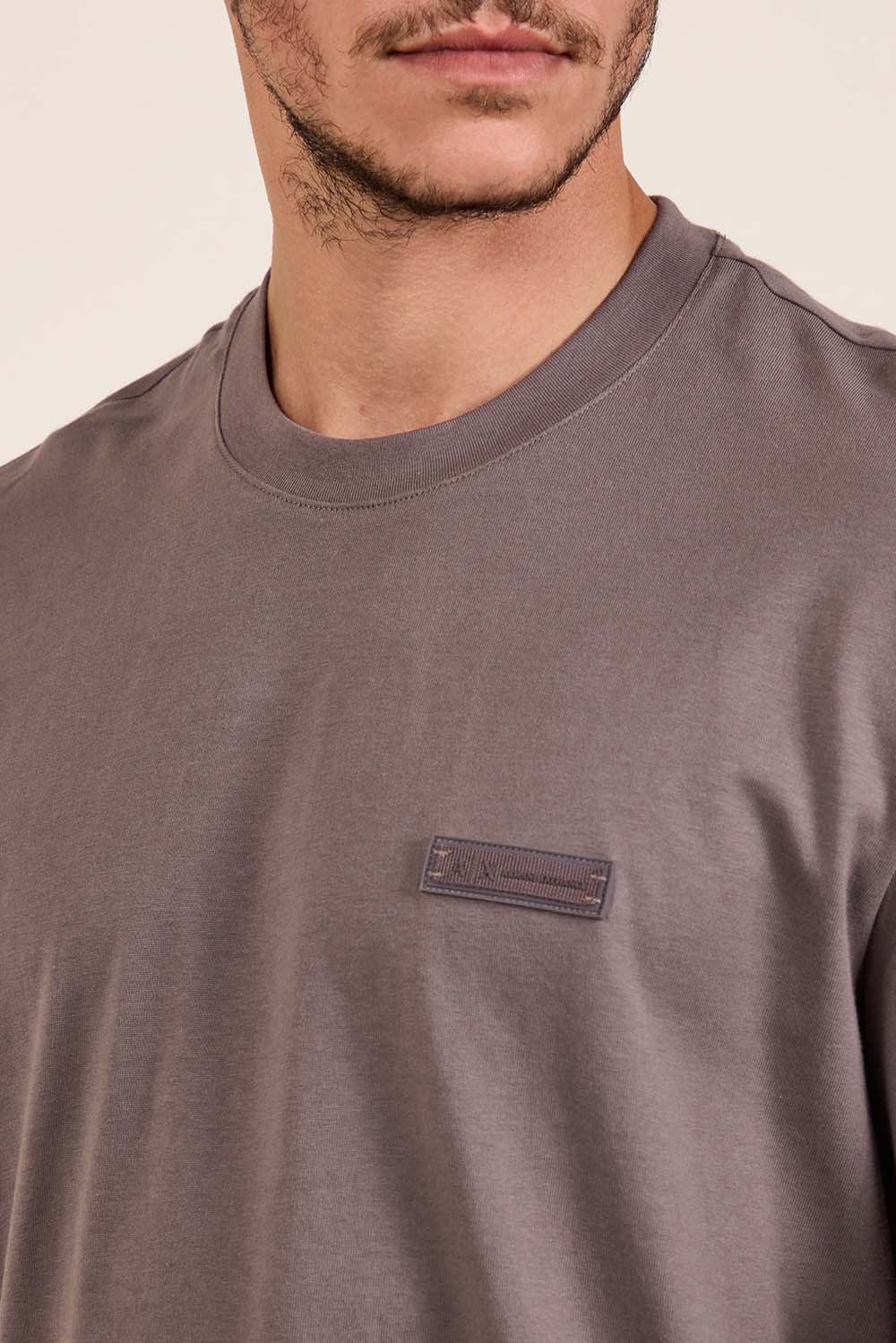 תמונת תקריב דוגמן של חולצת טי