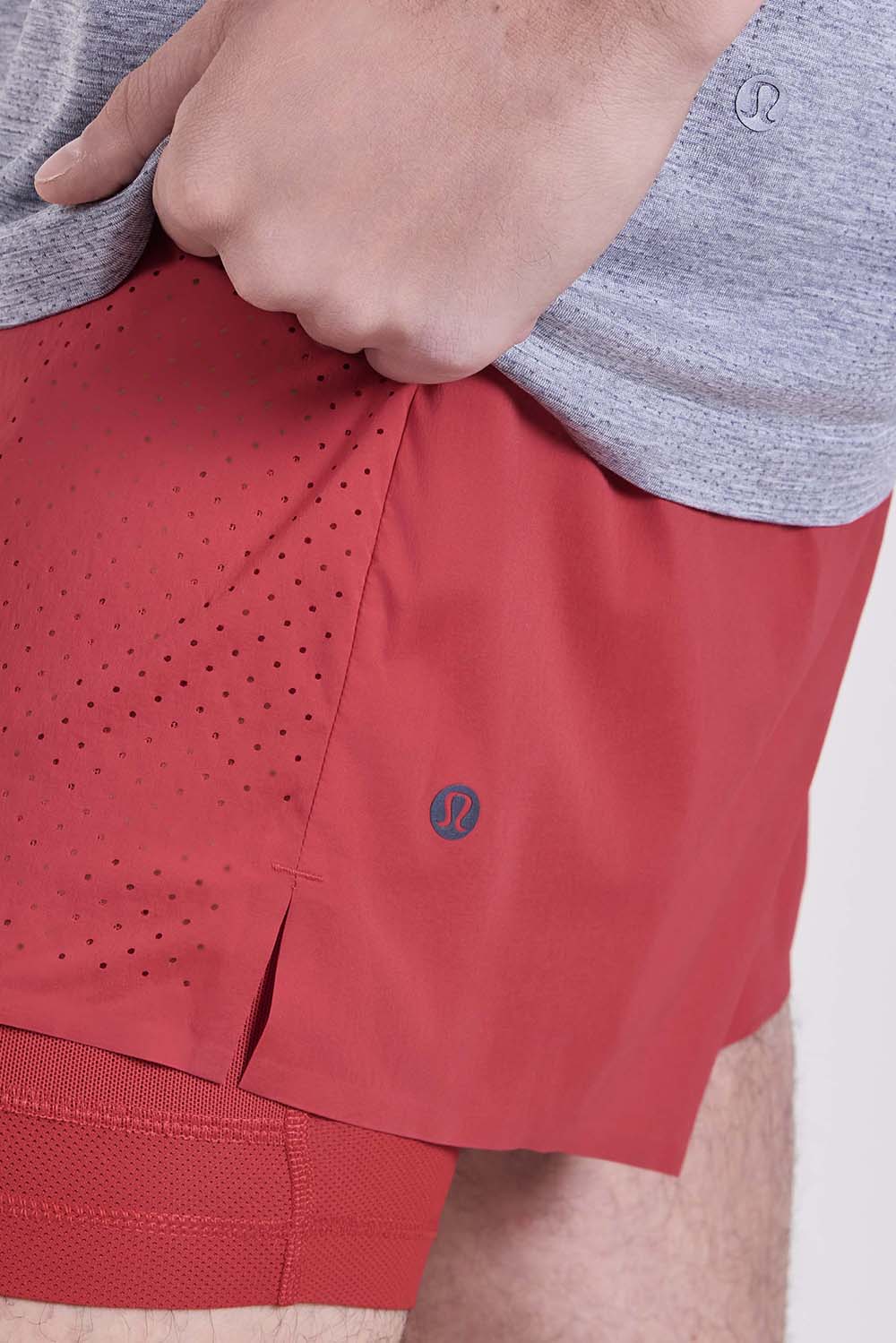 תמונת תקריב דוגמן של Perforated Lined Running Short 5''