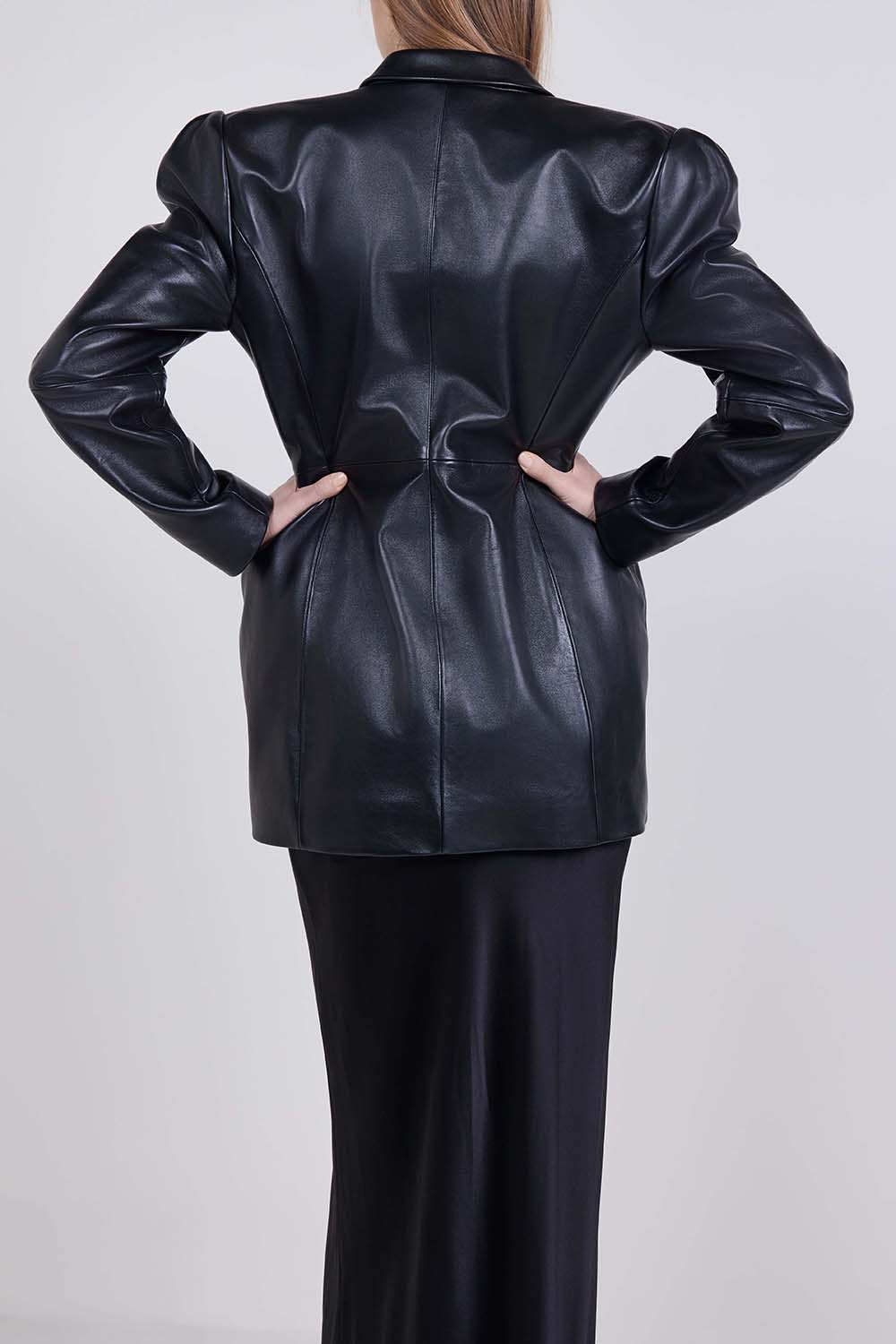 תמונת דוגמן אחורית של ז'קט עור בסגנון בלייזר