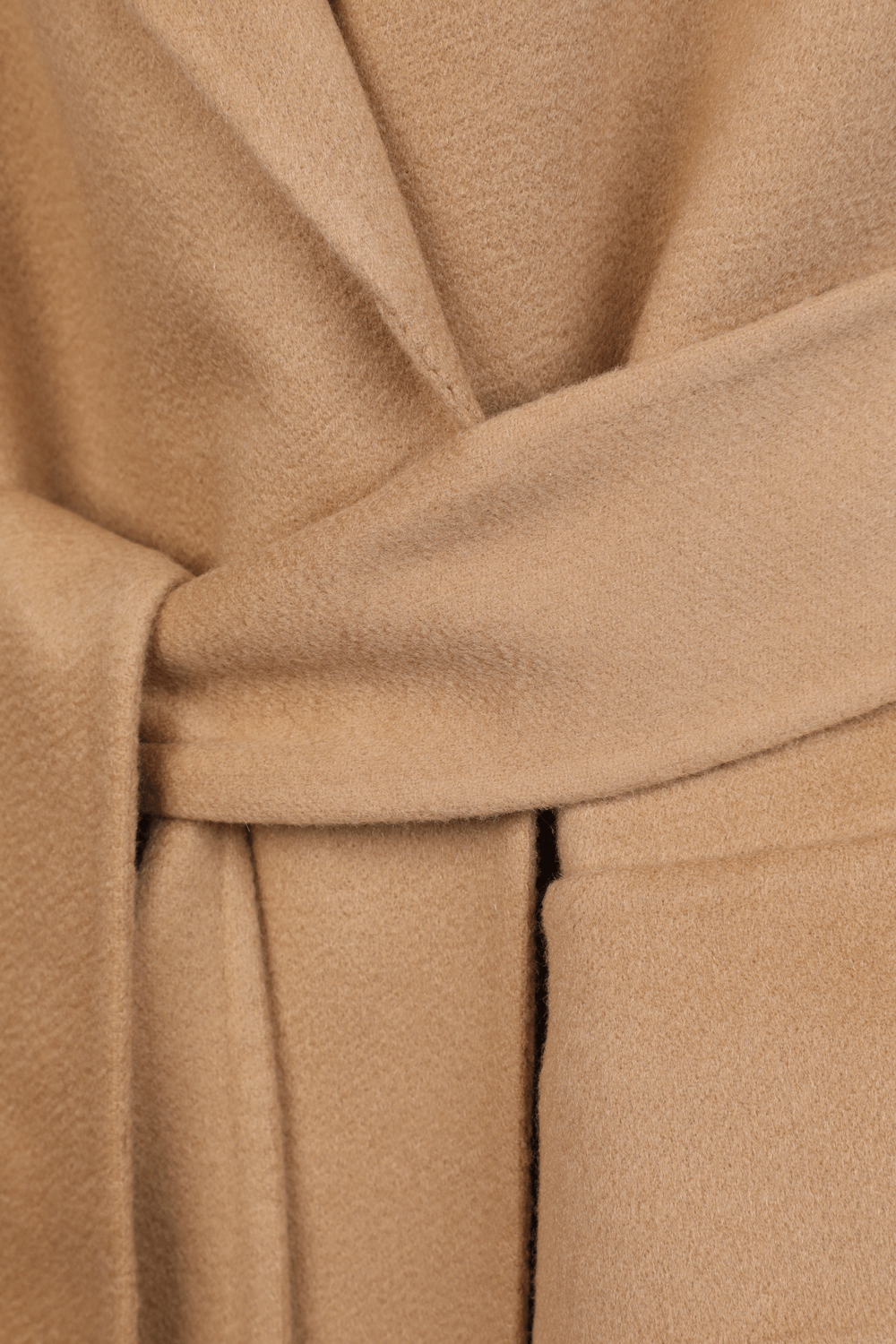 תמונת תקריב של שמלת וסט מקשמיר בגוון בז'