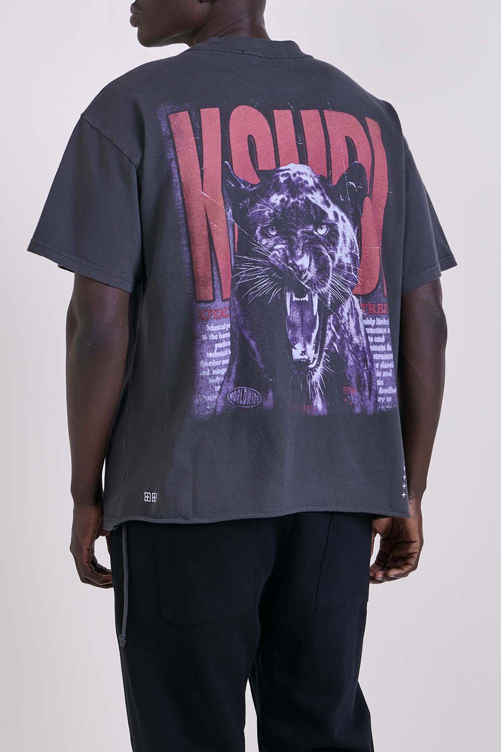 תמונת דוגמן אחורית של חולצת טי אוברסייז