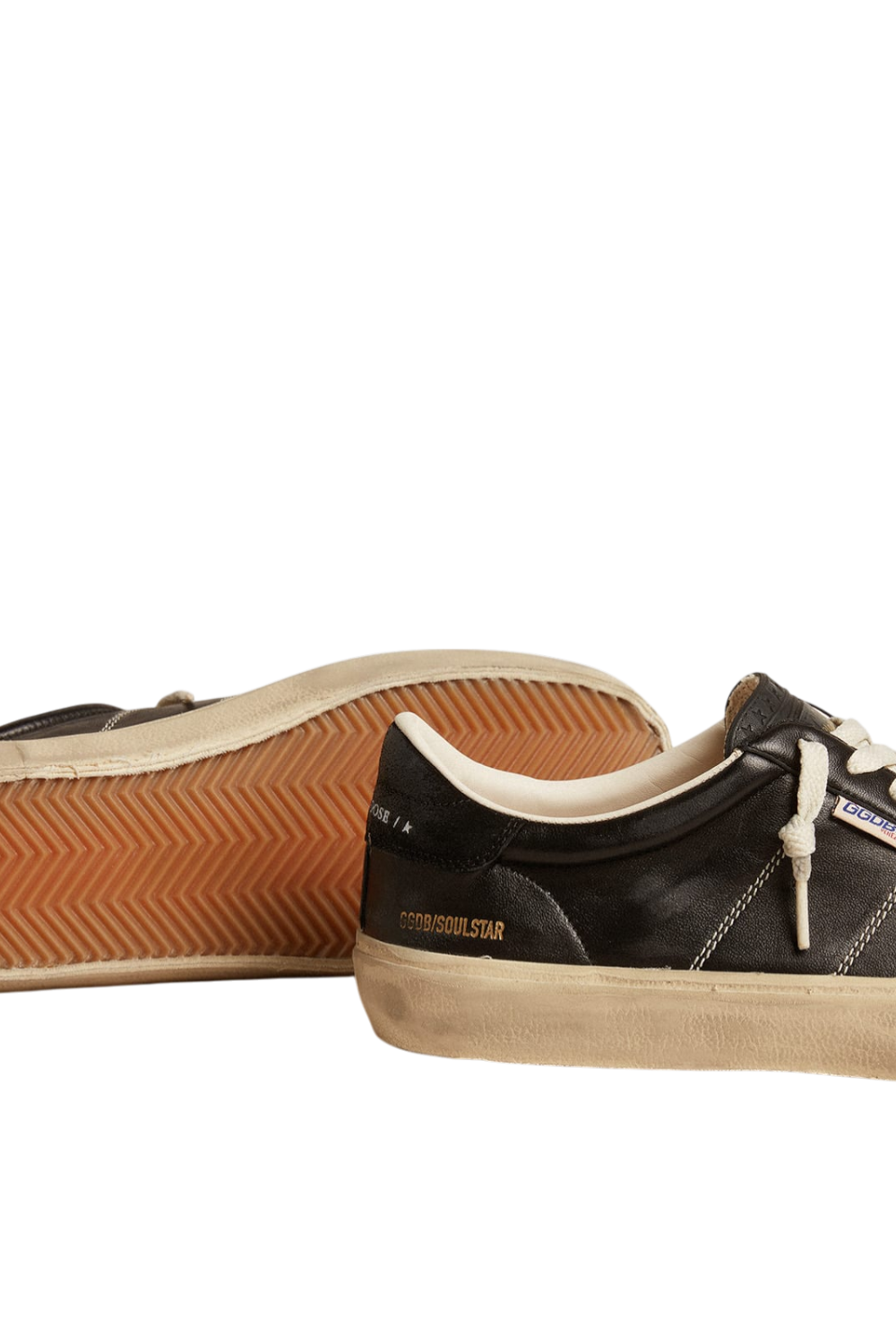 תמונת תקריב של נעלי סניקרס