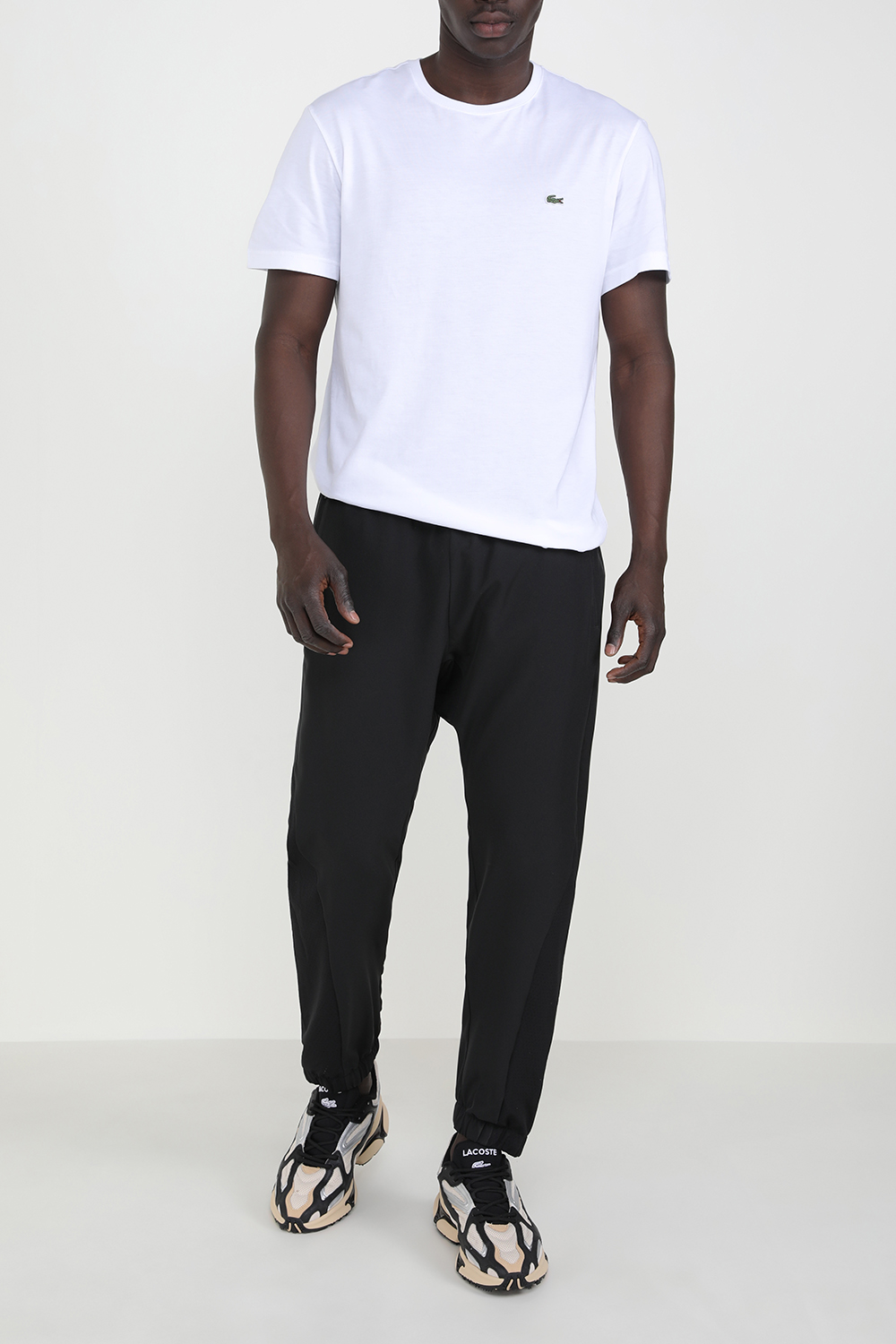 תמונת דוגמן קידמית של נעלי סניקרס ברכיסה נמוכה