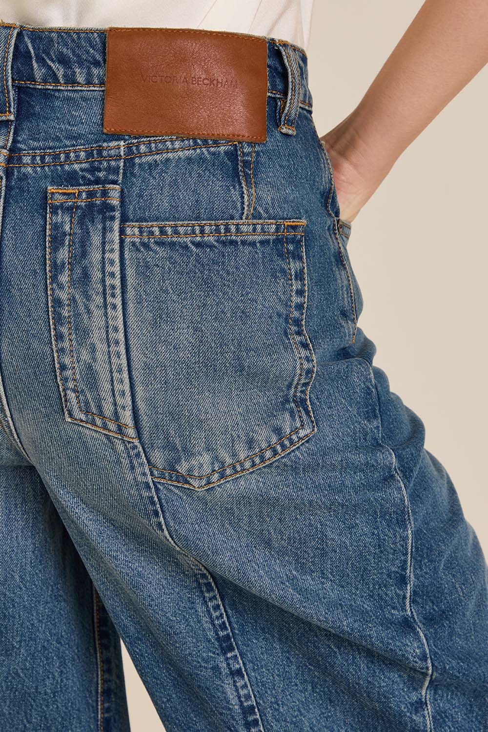 תמונת תקריב דוגמן של מכנסי ג'ינס בגזרת בלון