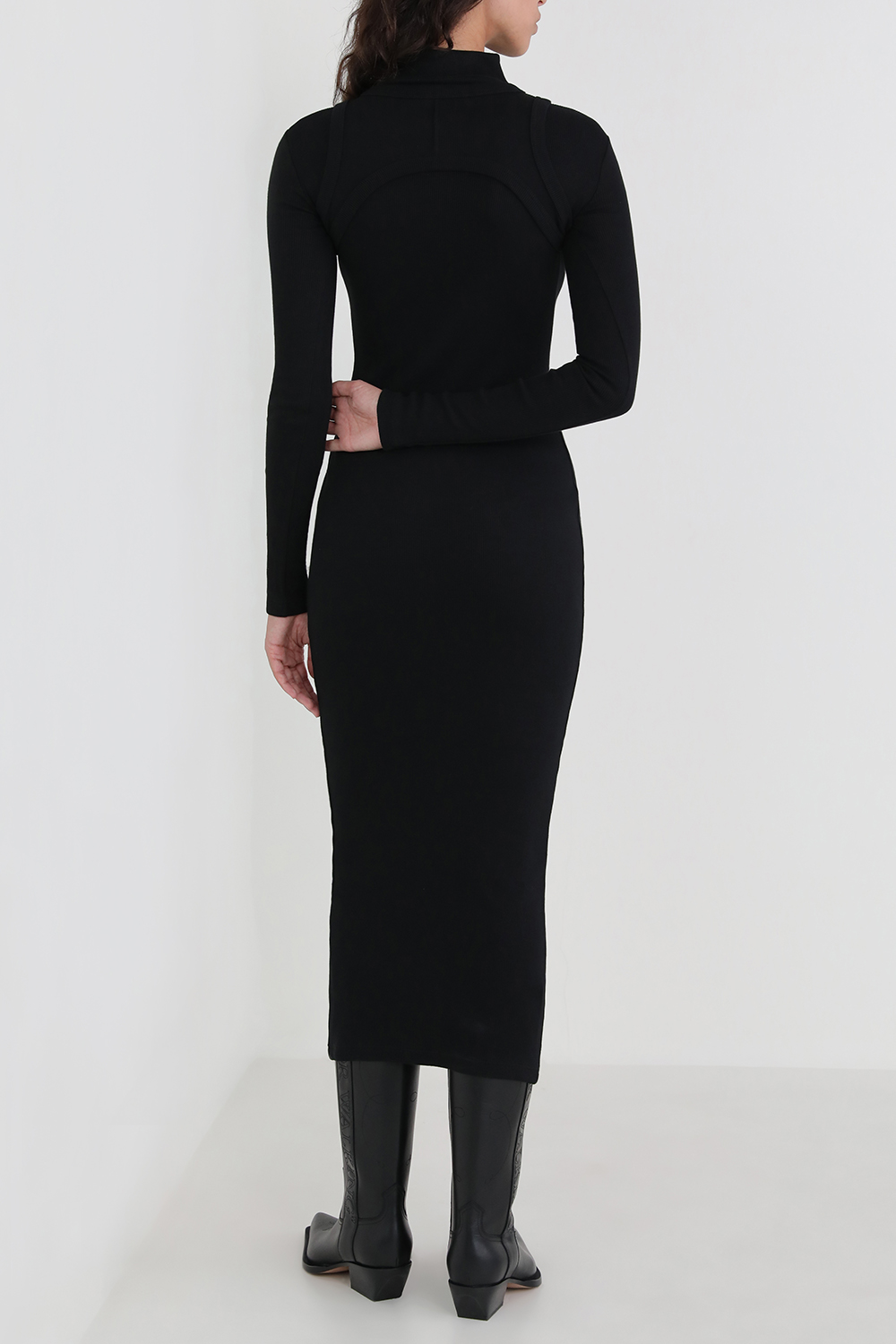 תמונת דוגמן אחורית של שמלת מידי עם צווארון גולף