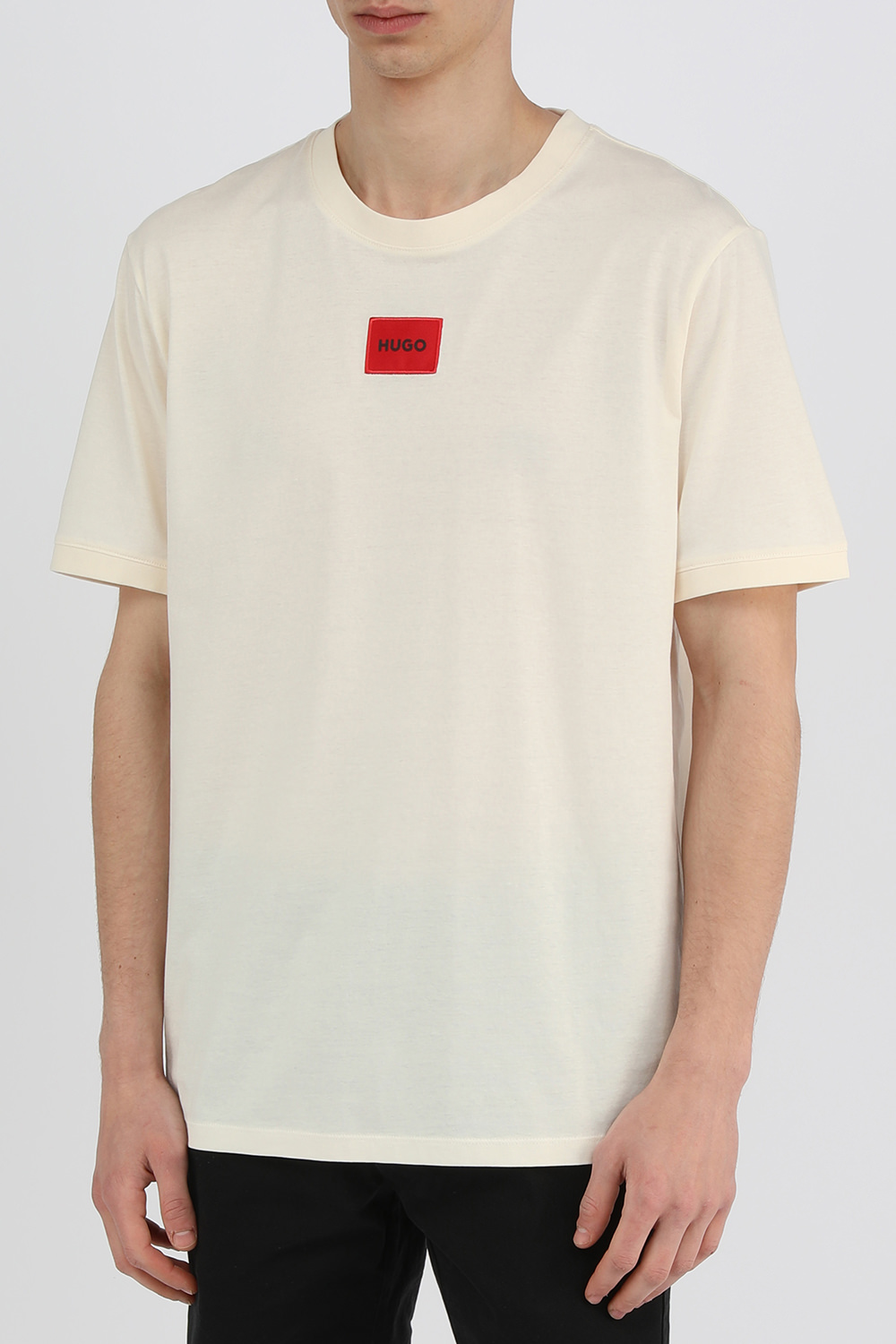 חולצת טי אוף-וויט עם לוגו אדום HUGO