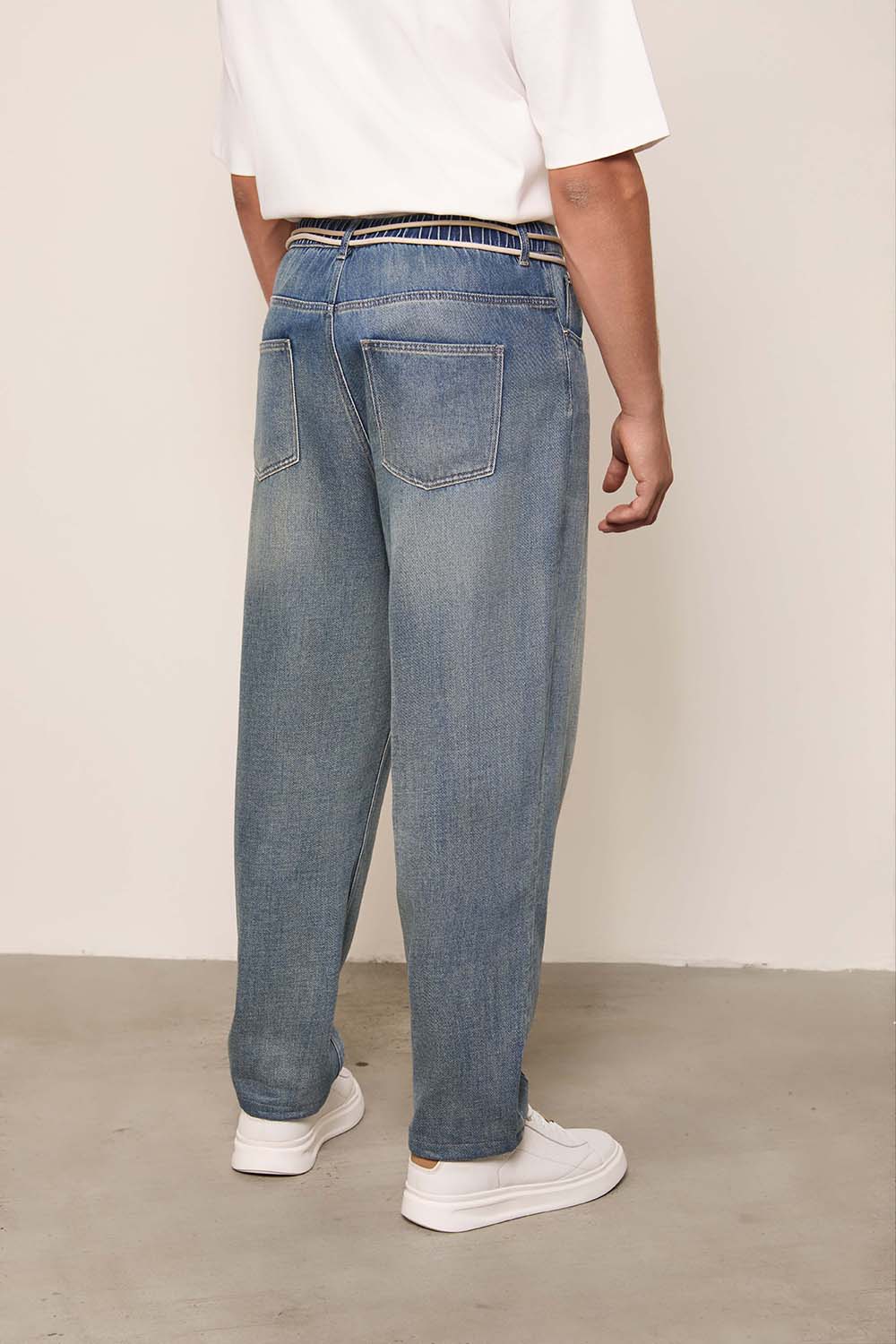 תמונת דוגמן אחורית של מכנסיים ארוכים