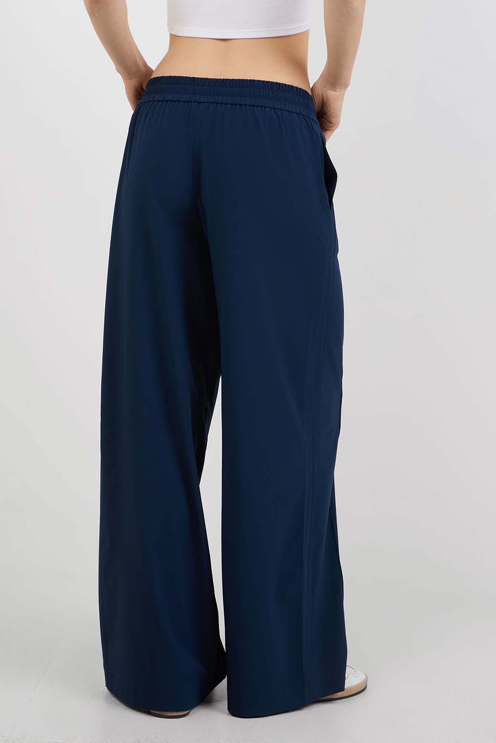 תמונת דוגמן אחורית של Breezily Mid-Rise Pant Regular